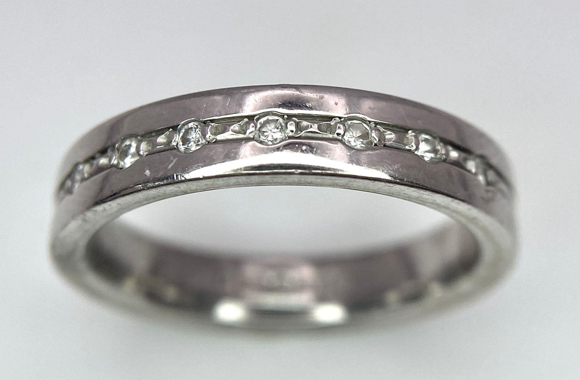 An 18 K white gold, diamond set band ring, size: M, weight: 6.3 g - Bild 2 aus 5