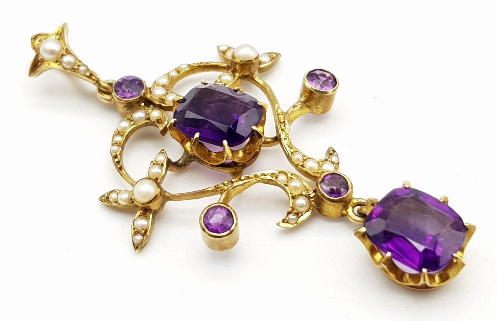 An ART NOUVEAU 9 K yellow gold pendant with vivid coloured amethysts and natural seed pearls, - Bild 3 aus 7