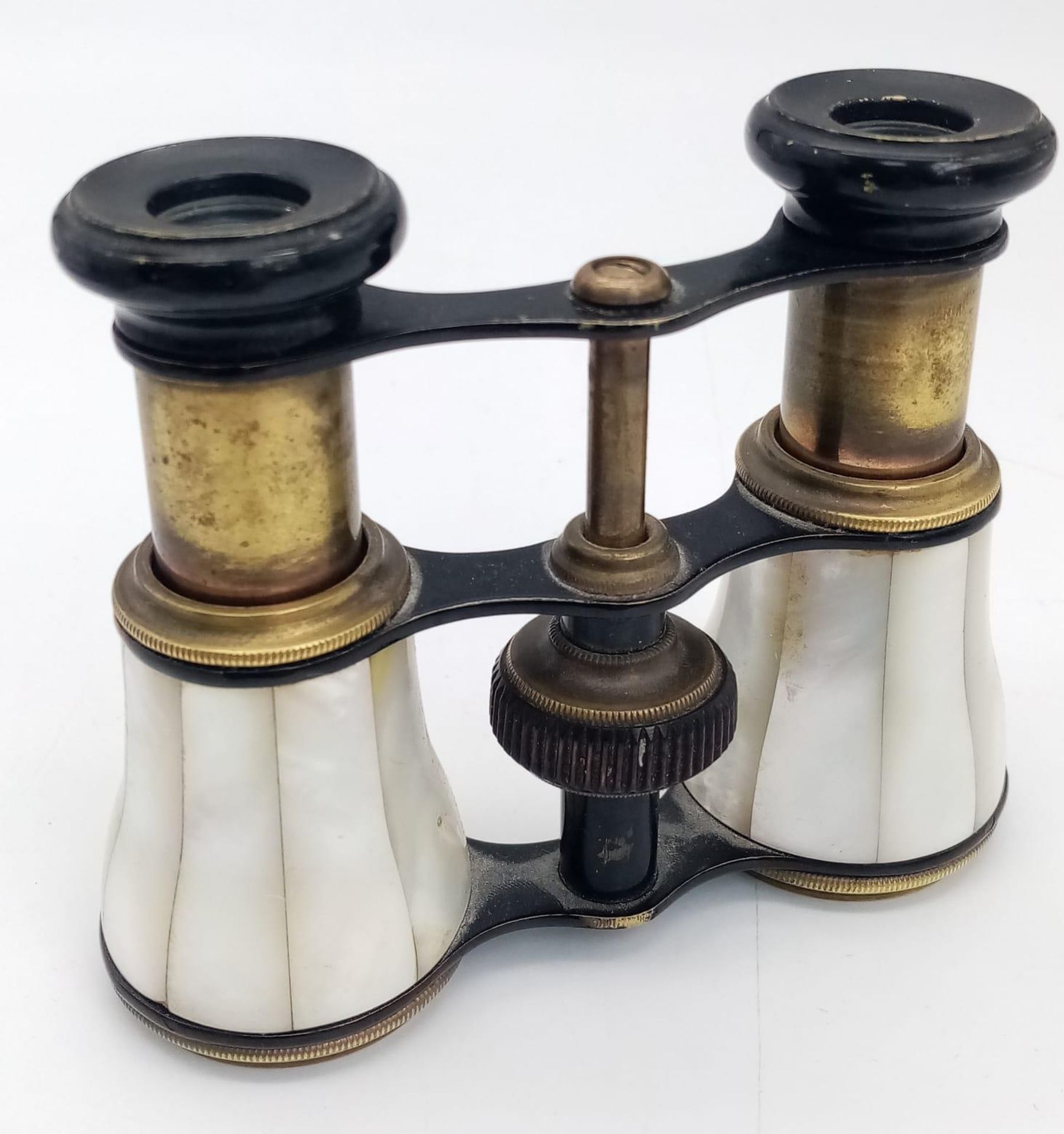 A BEAUTIFUL ANTIQUE OPERA BINOCULARS WITH MOTHER OF PEARL INLAY WORKING ORDER GREAT CONDITION - Image 4 of 4