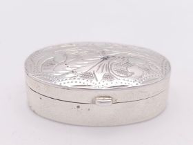 A 925 silver pill/snuff box with attractive engravings. Total weight 6.55G. In very good condition.