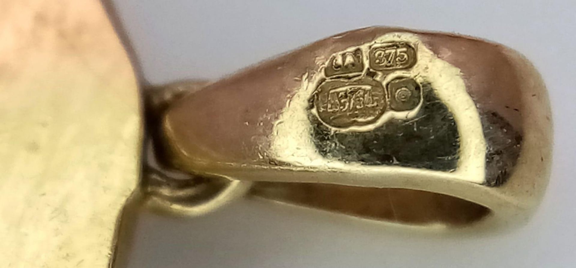 A 9K Yellow Gold and Diamond Eye of Horus Pendant. 2cm. 1.35g total weight. - Bild 3 aus 4