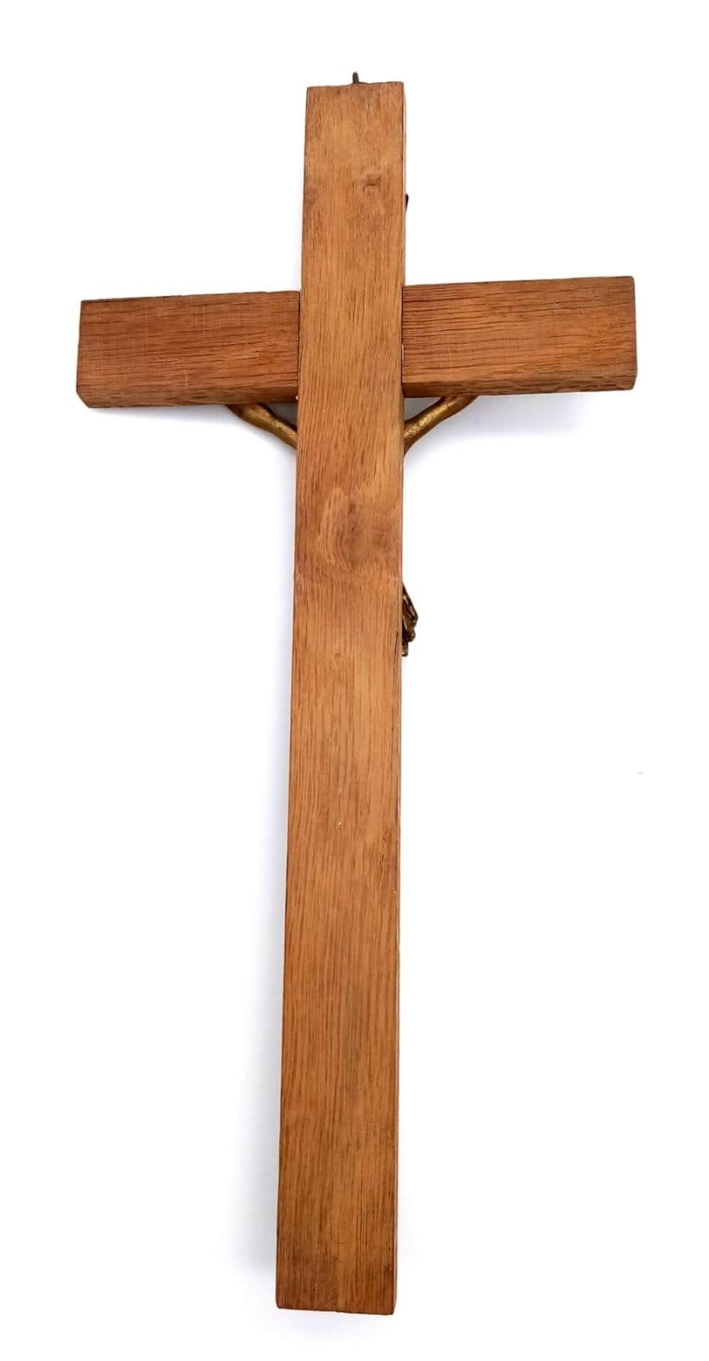 A Wood and Gilded Metal Wall-Hanging Crucifix. 35cm x 18cm. - Bild 5 aus 5
