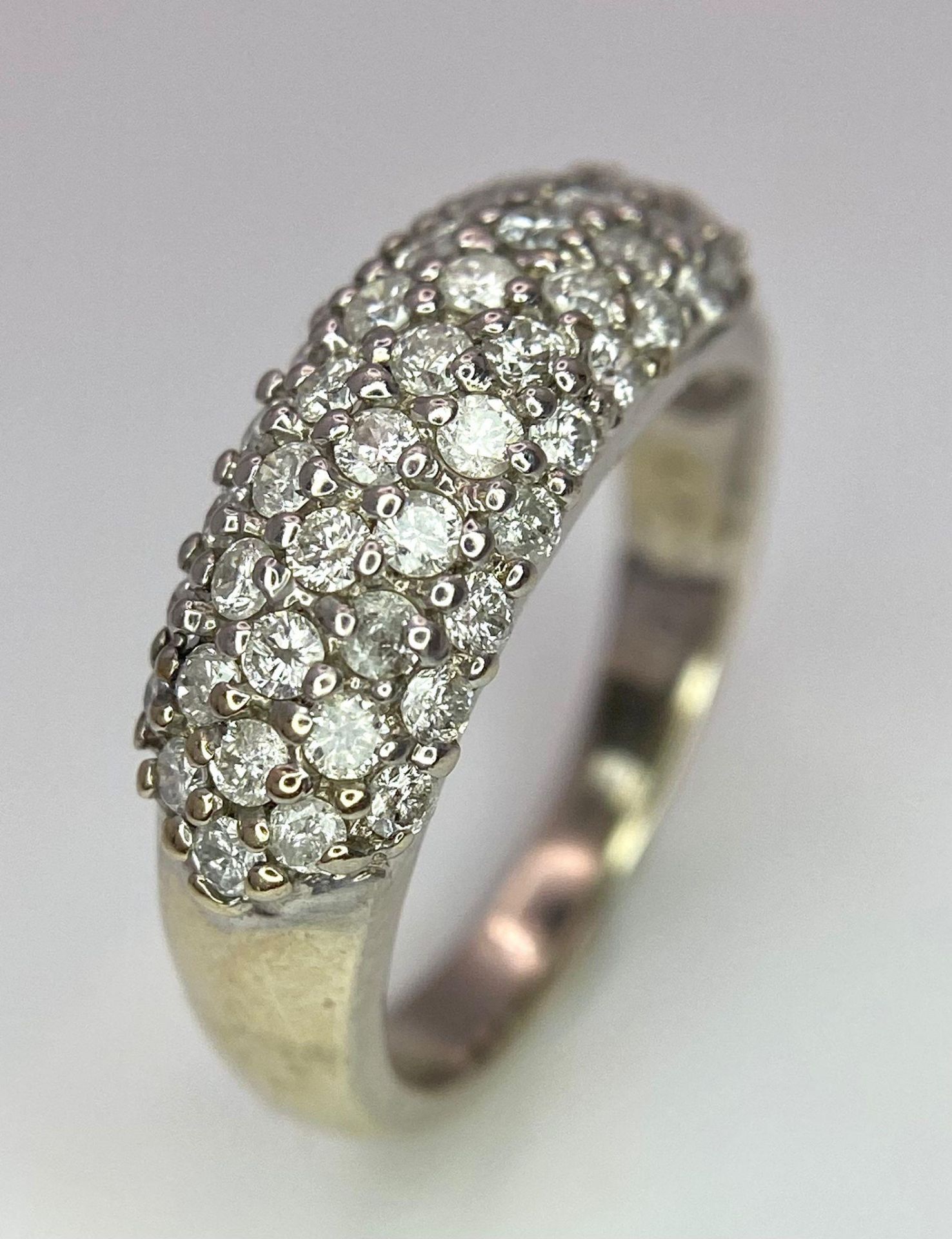 An 18 K white gold ring with five round cut diamond bands (0.80 carats). Size: J, weight: 4.4 g. - Bild 5 aus 8