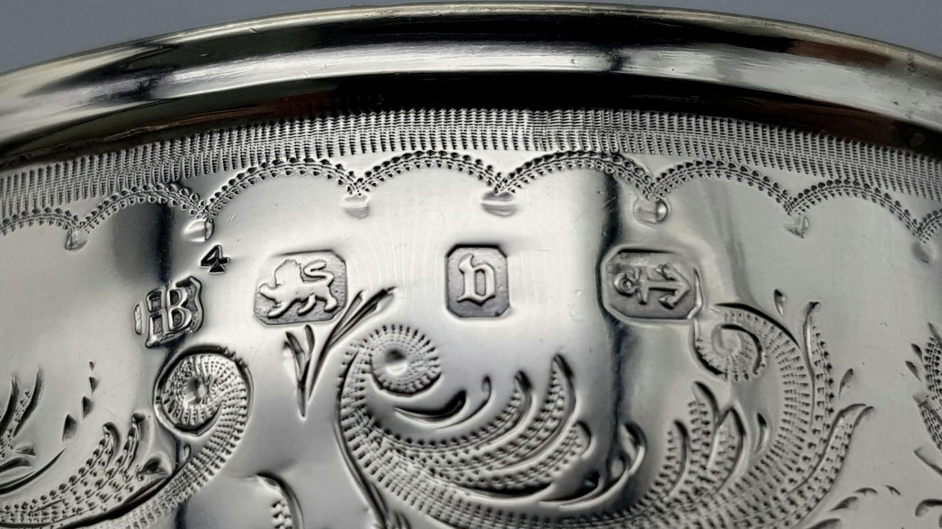 AN ANTIQUE SILVER TANKARD INSCRIBED "PHILIP OCTOBER 23rd 1894" ALL HAND ENGRAVED BY A MASTER - Image 8 of 8