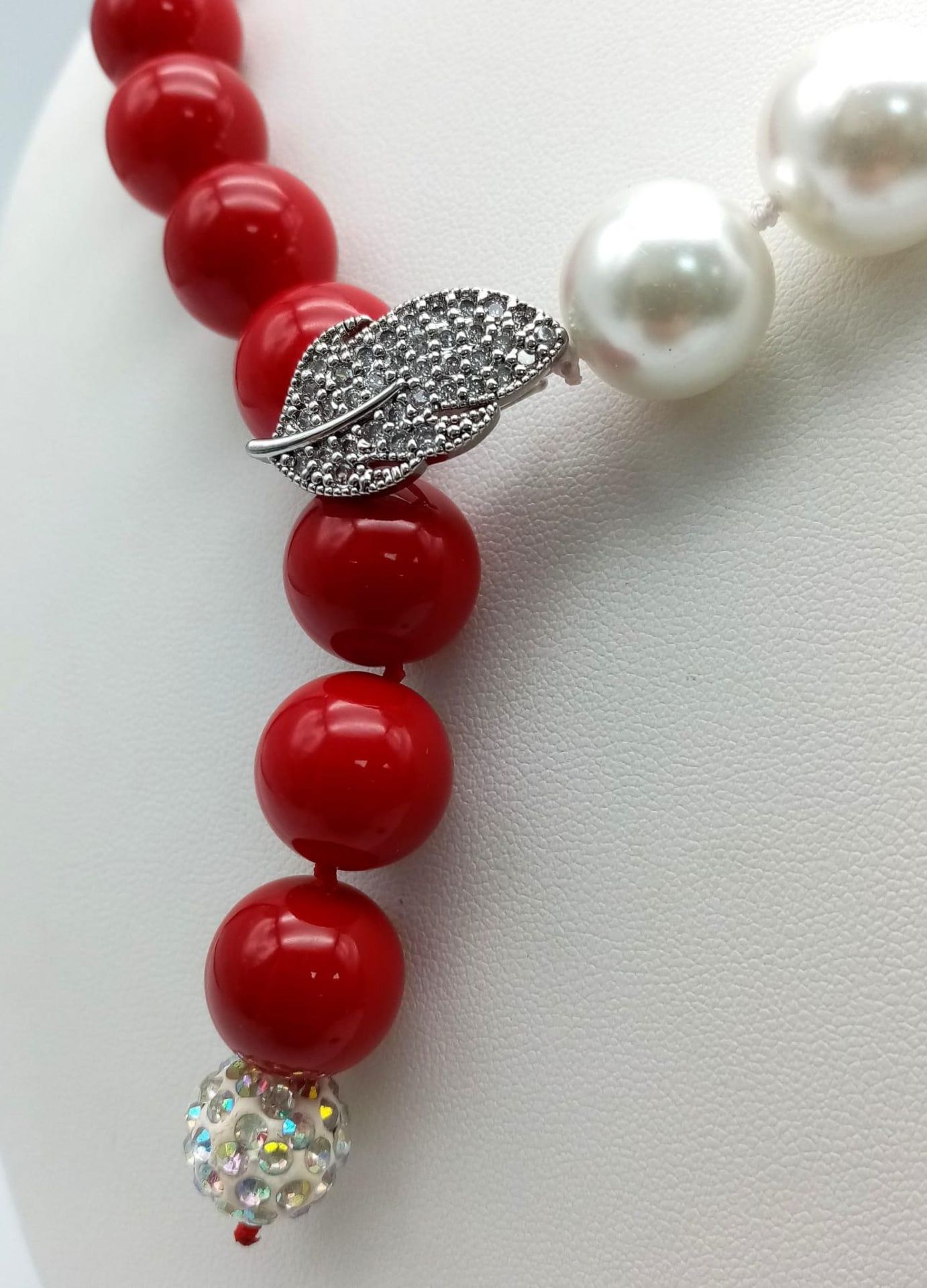 A Contrasting South Sea Pearl Shell Large Bead Necklace. Vibrant red and white beads with white - Bild 3 aus 4