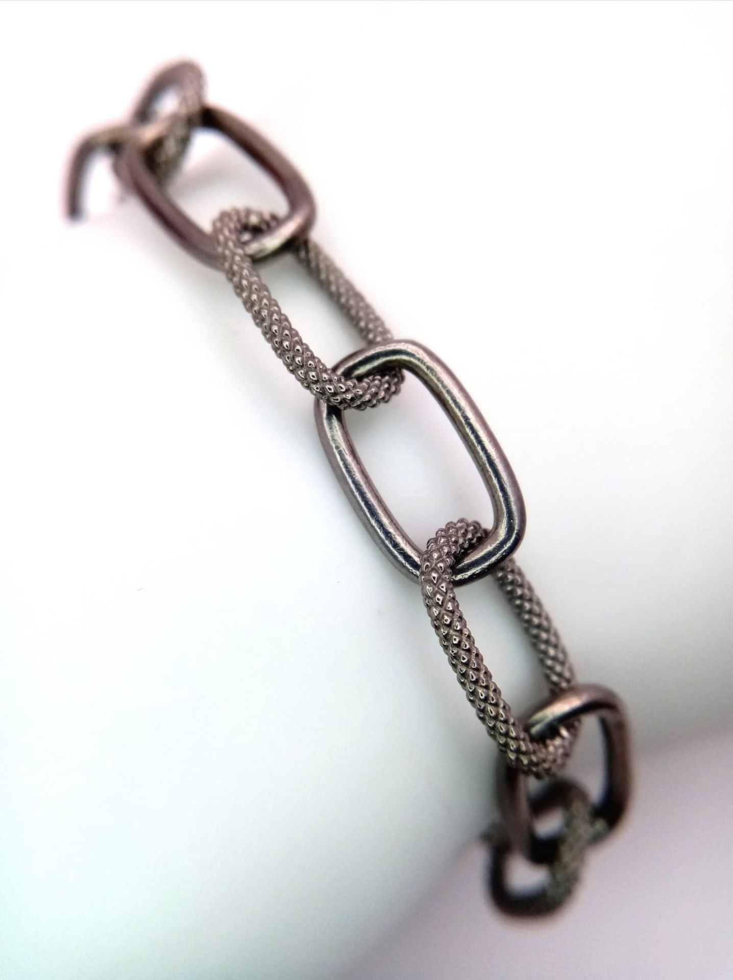 A 925 Silver Elongated Link Bracelet. Weight - 13.5 gm. 18cm. Comes with a presentation case. Ref: - Bild 2 aus 4