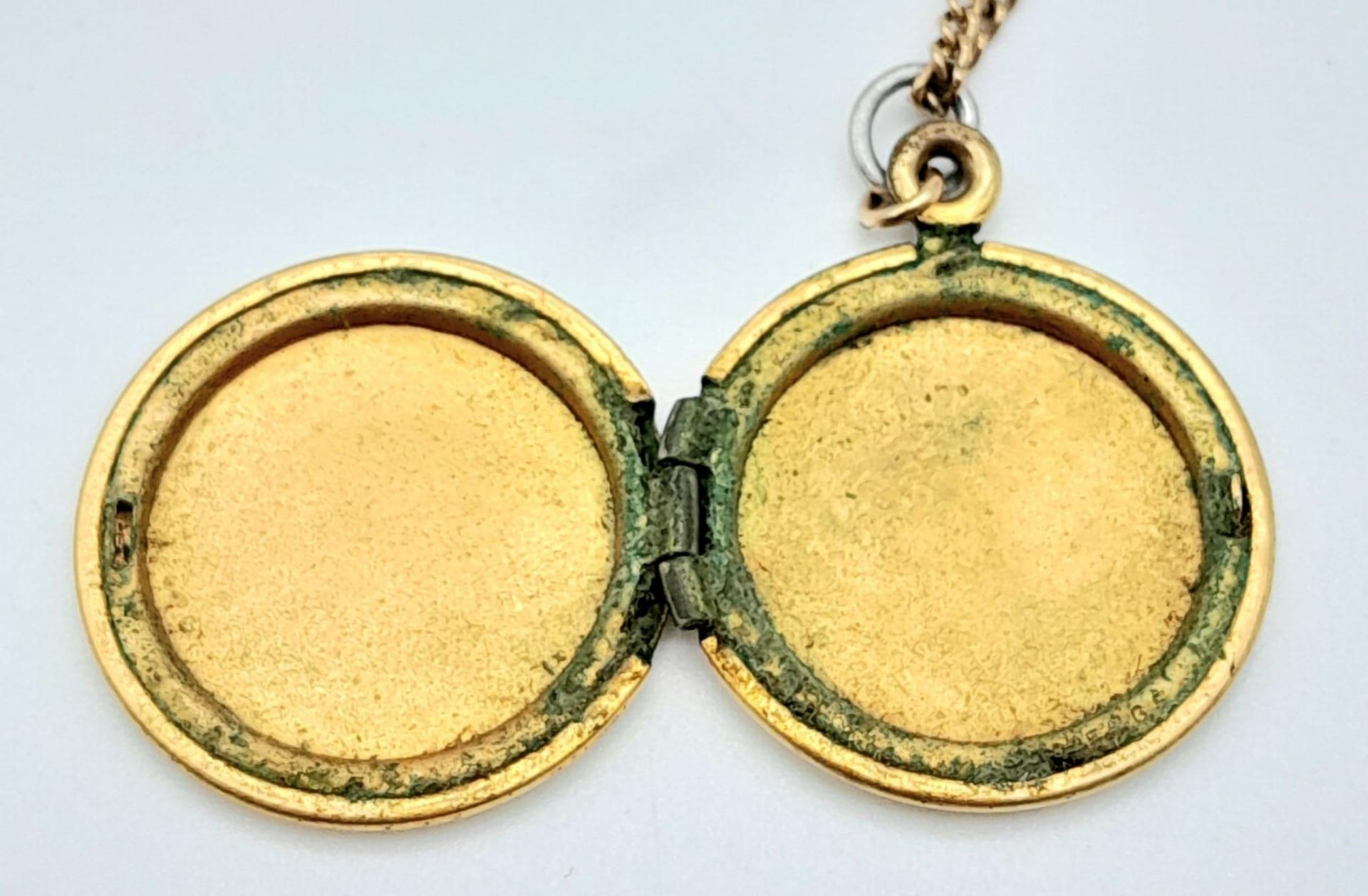 A 9 K yellow gold locket with two loving birds sitting on a branch engraved on the front. With a - Bild 5 aus 6