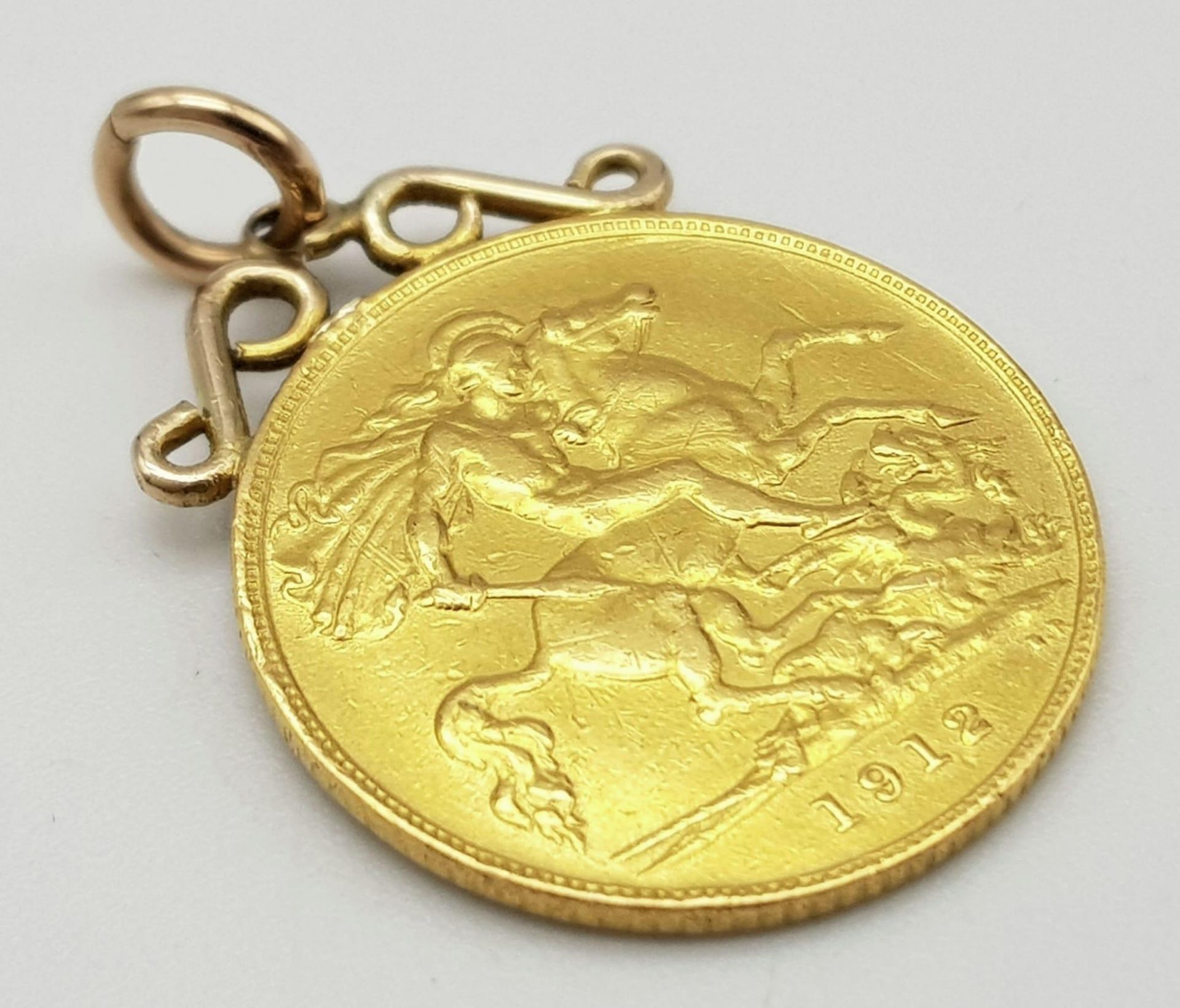 A 1912 King George V half sovereign pendant, total weight: 4.4 g