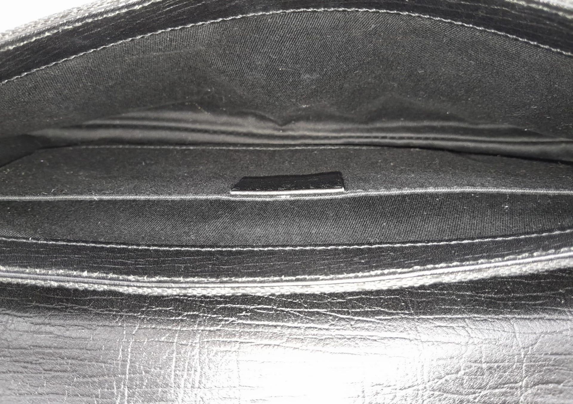 A Gucci GG black canvas bag featuring the black and gunmetal grey horsebit and metal shoulder strap. - Bild 5 aus 6