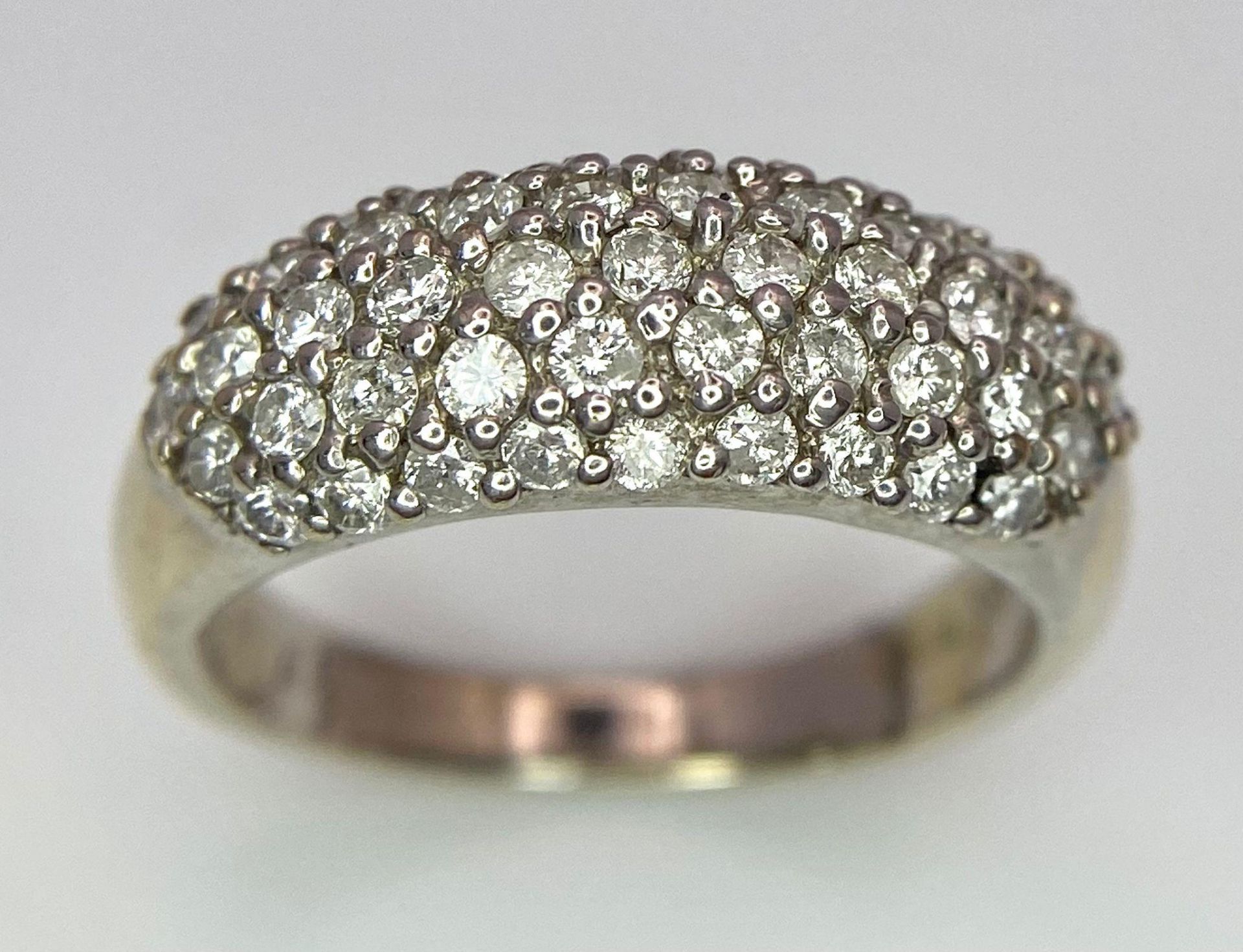 An 18 K white gold ring with five round cut diamond bands (0.80 carats). Size: J, weight: 4.4 g. - Bild 2 aus 8