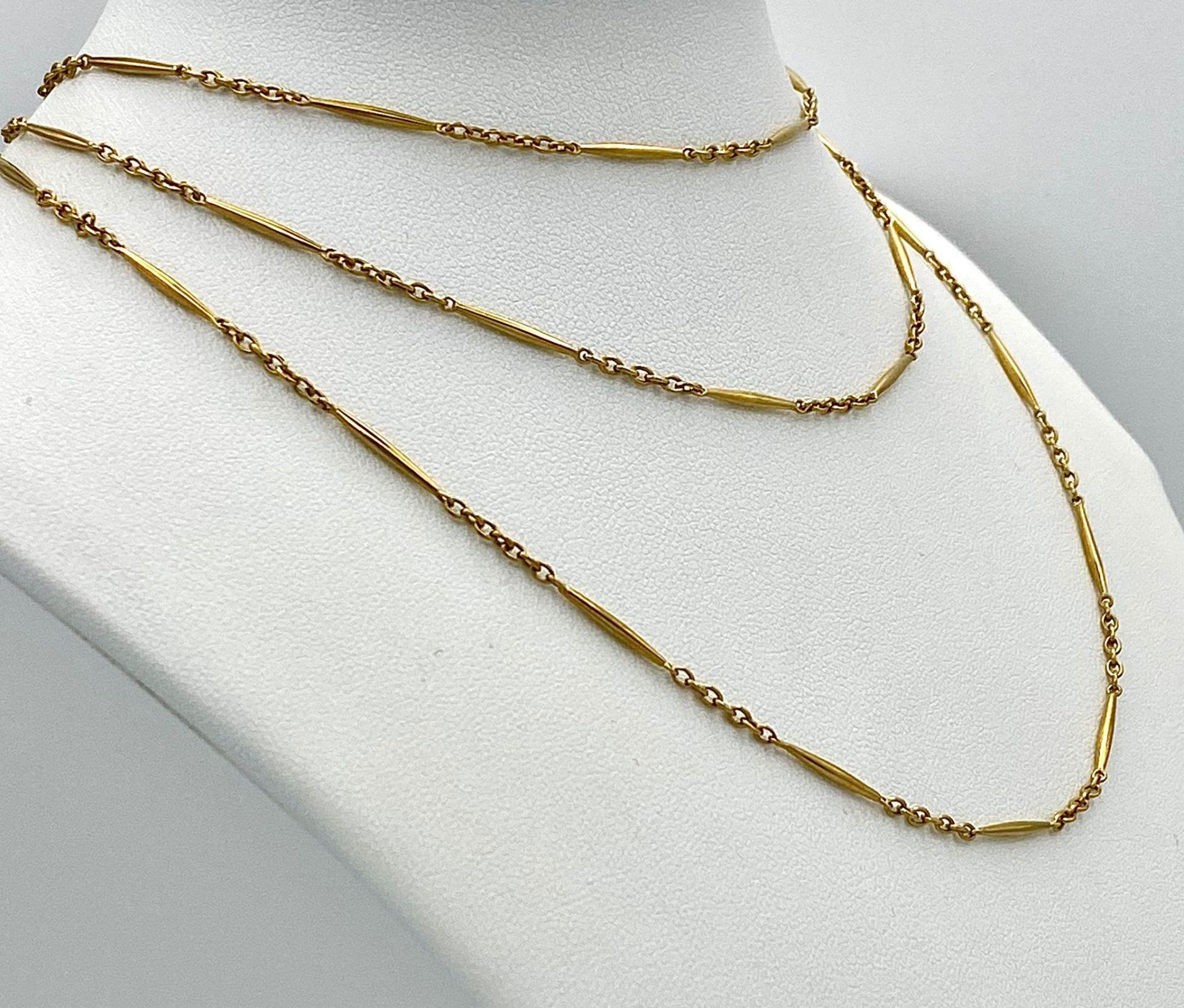 An unusual, 9 K yellow gold and very long (100 cm) chain necklace, that can be worn either as one - Image 2 of 4