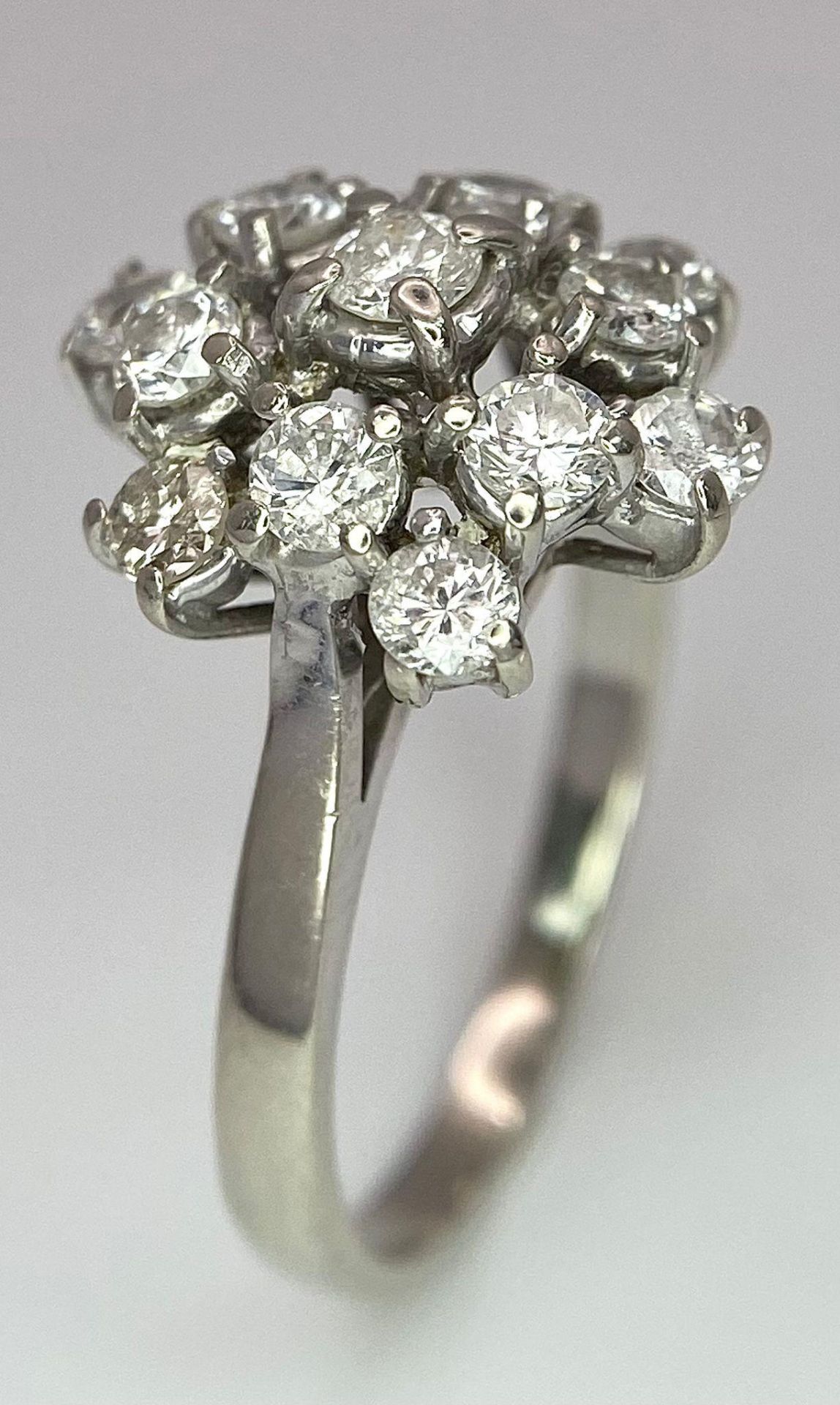 An 18 K white gold ring with a cluster of diamonds (1.10 carats), size: K, weight: 3.6 g. - Bild 4 aus 7
