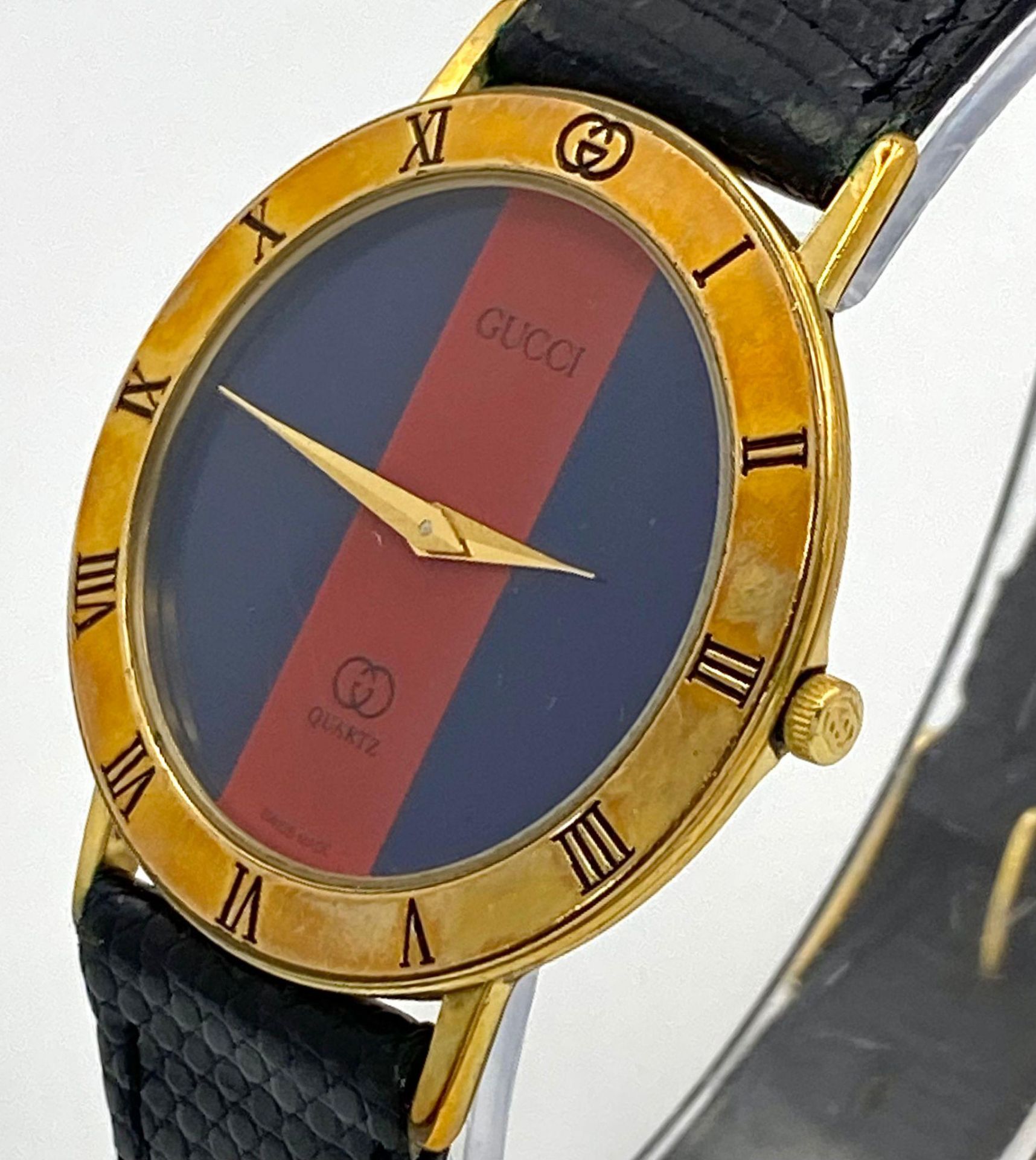 An iconic GUCCI watch with original lizard skin strap. Case: 33 mm, red/blue dial with gold coloured - Image 4 of 6