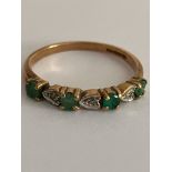 Beautiful 9 carat GOLD RING, In the form of a DIAMOND and GREEN CHALCEDONY BAND. 1.70 grams. Size