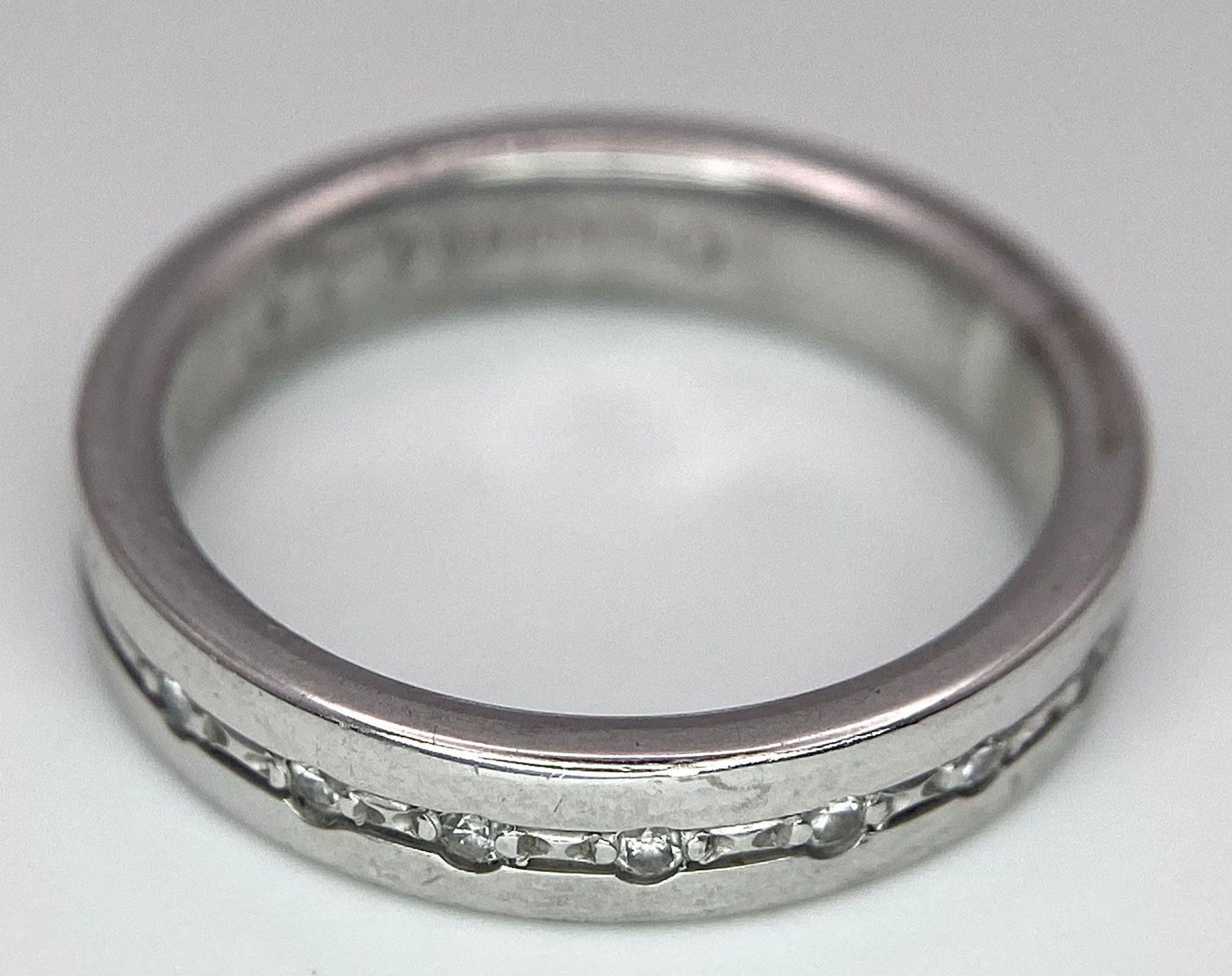 An 18 K white gold, diamond set band ring, size: M, weight: 6.3 g - Bild 4 aus 5