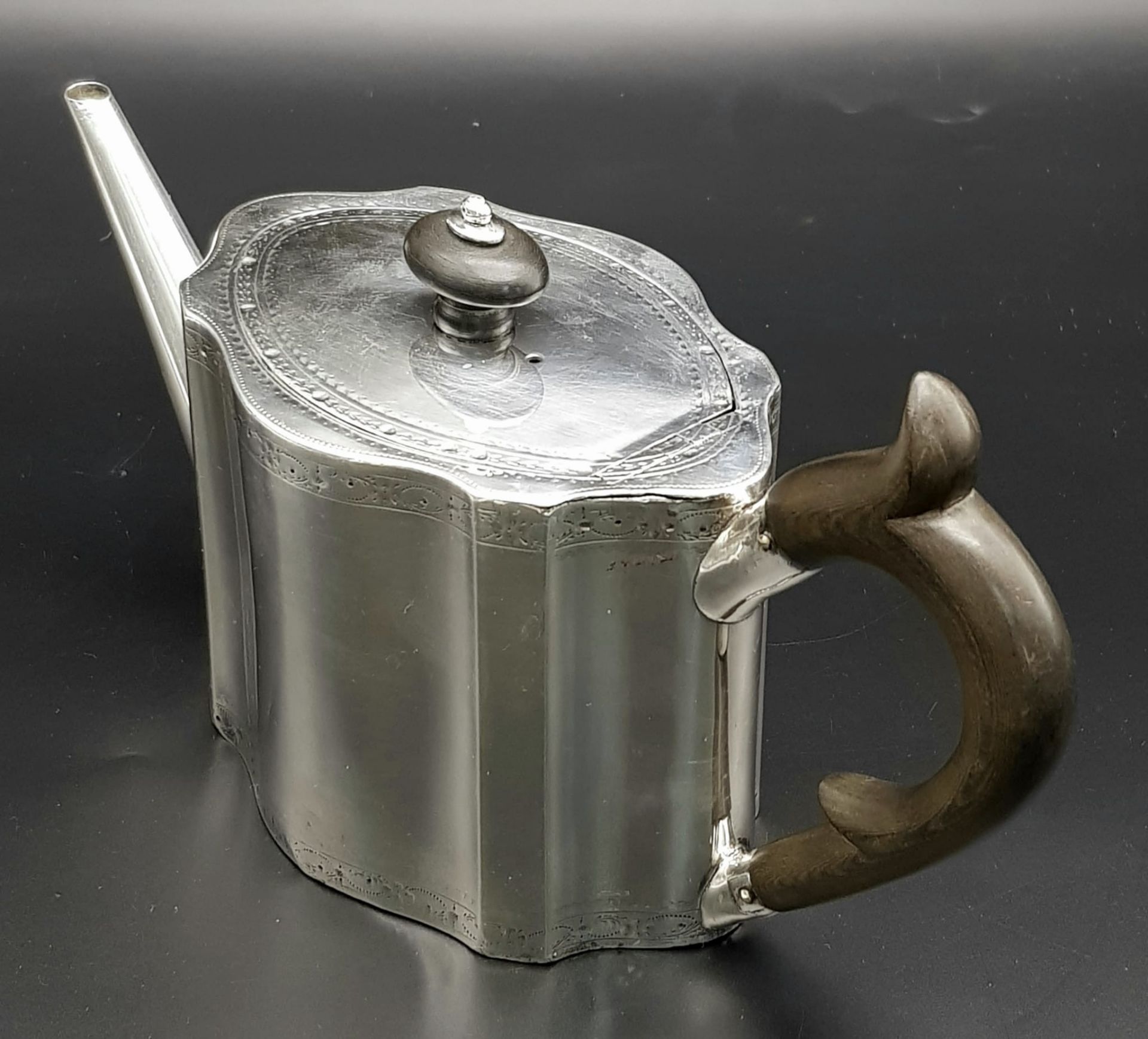 A 1785 Hester Bateman George III Silver Teapot. Oval form with empty cartouche to side. Minimalist - Bild 4 aus 8
