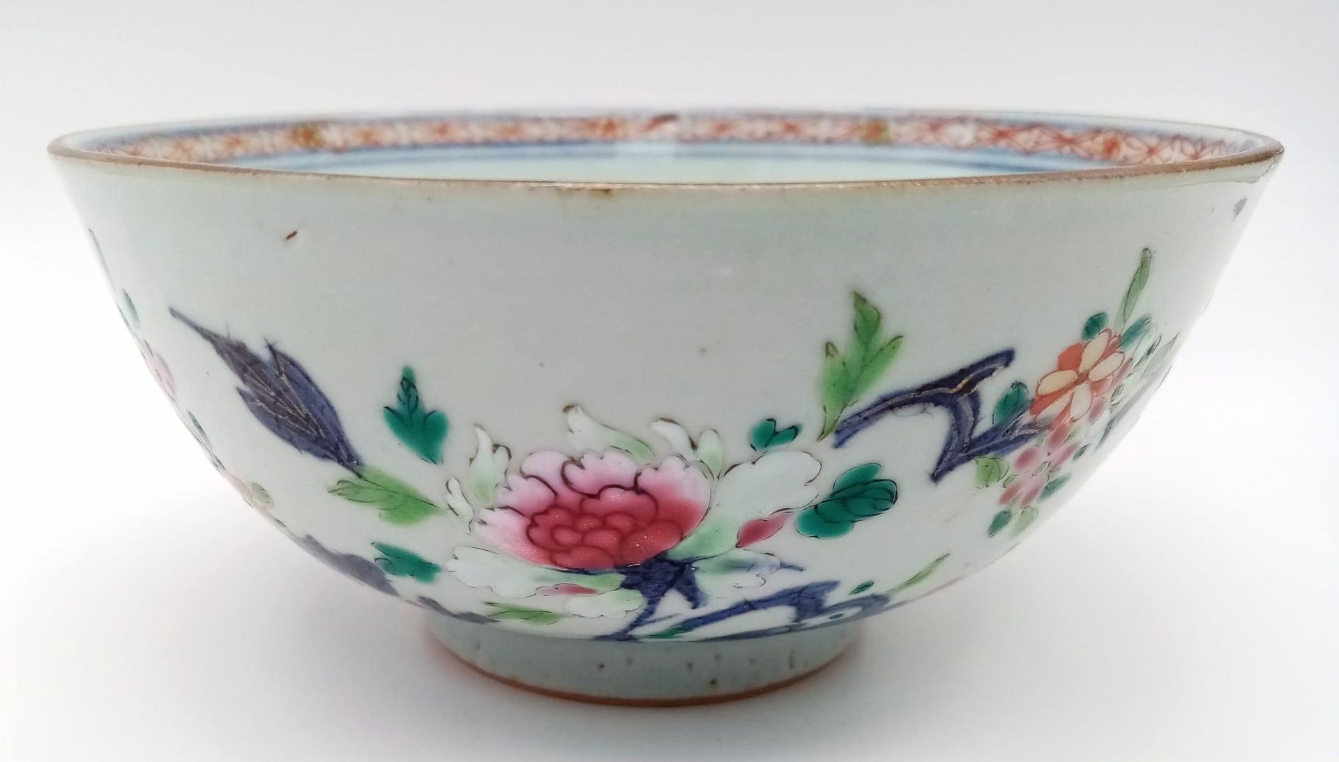 AN 18TH CENTURY CHINESE BOWL WITH EXQUISITE DECORATION OF PEONIES AND GREEN LEAVES . AS ORIGINAL - Bild 2 aus 7