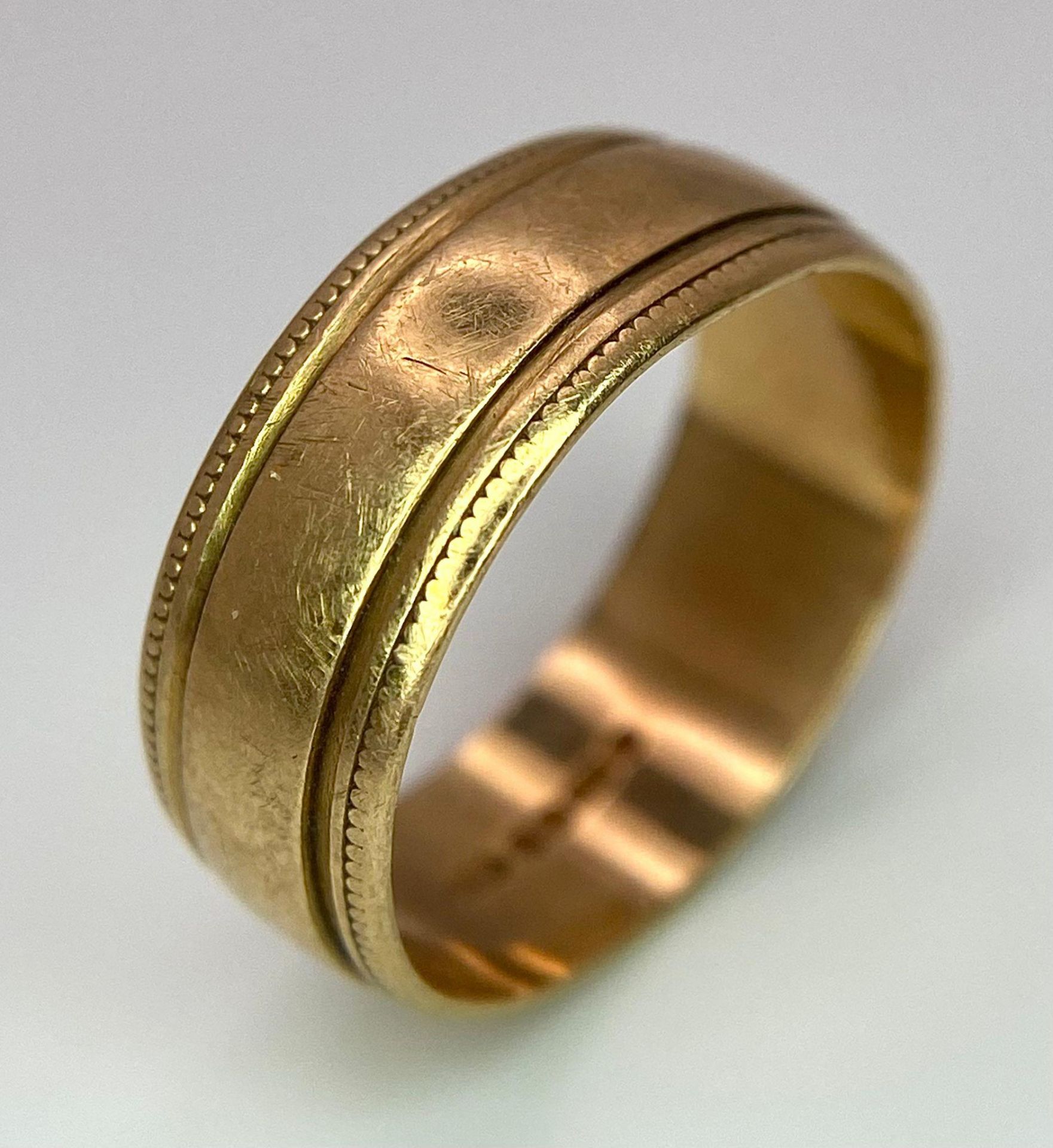 A 9 K yellow gold band ring with a pair of grooves. Size: L1/2. weight: 2.7 g.