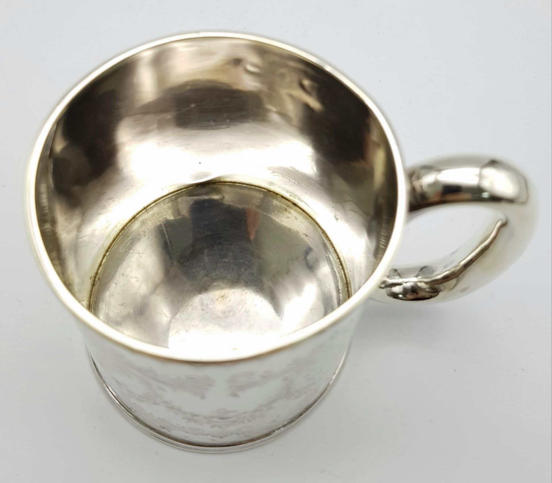 AN ANTIQUE SILVER TANKARD INSCRIBED "PHILIP OCTOBER 23rd 1894" ALL HAND ENGRAVED BY A MASTER - Image 5 of 8