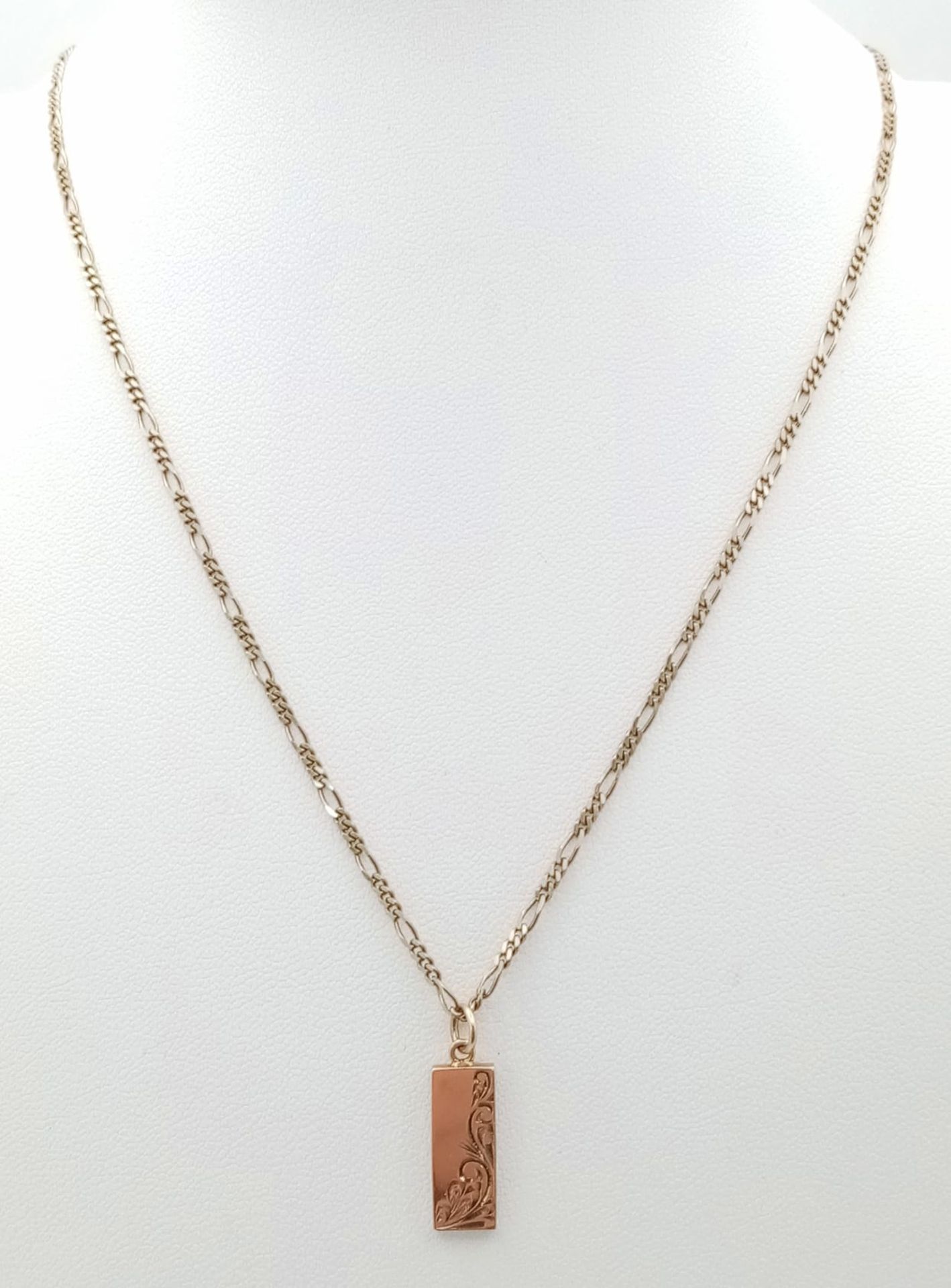 A PATTERNED GOLD INGOT AND ON A 40cms GOLD CHAIN ALL IN 9K GOLD 4.8gms - Bild 2 aus 5