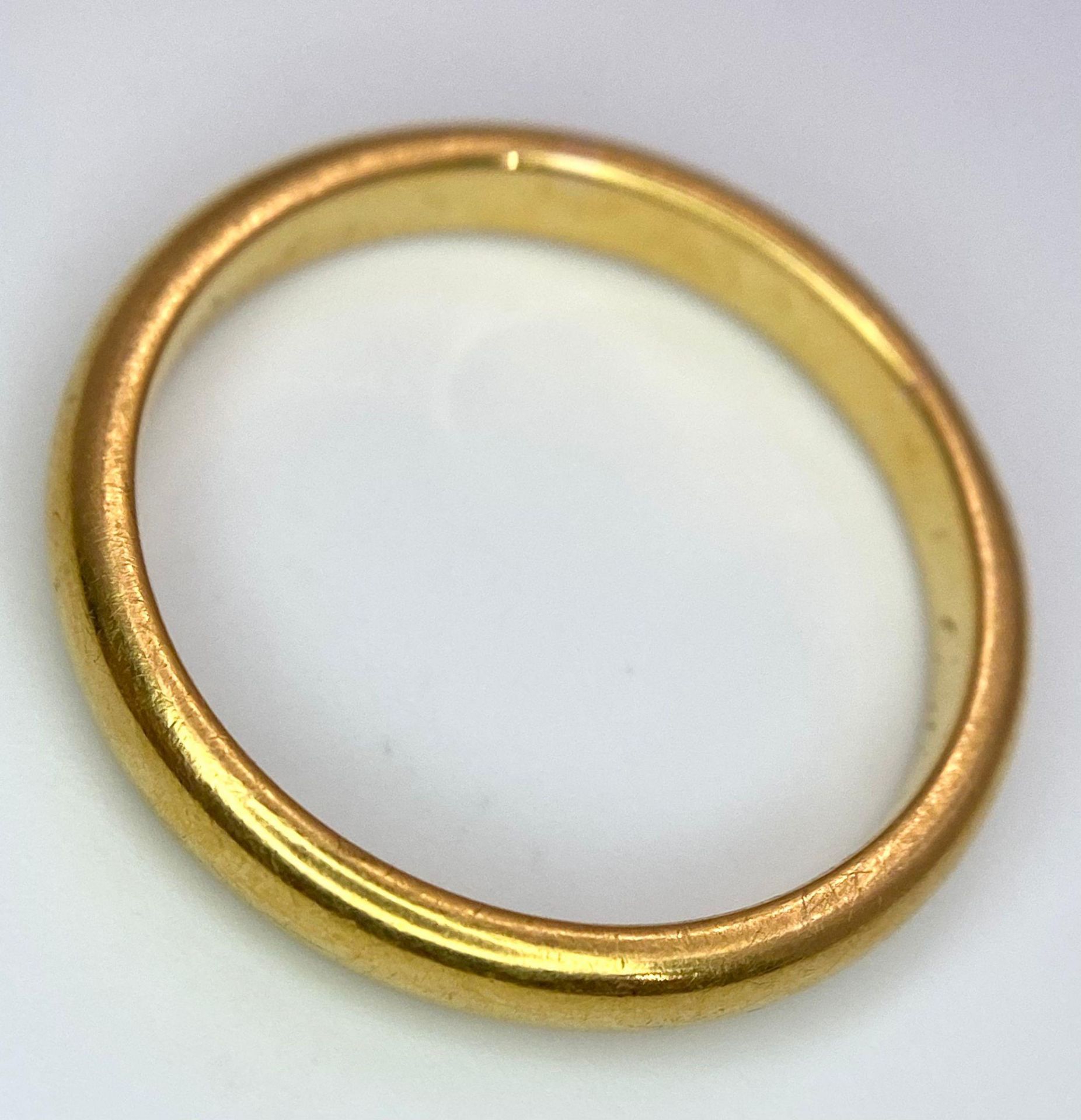 A 22 K yellow gold wedding band ring, fully hallmarked, size: U, weight: 6.4 g. - Bild 4 aus 5