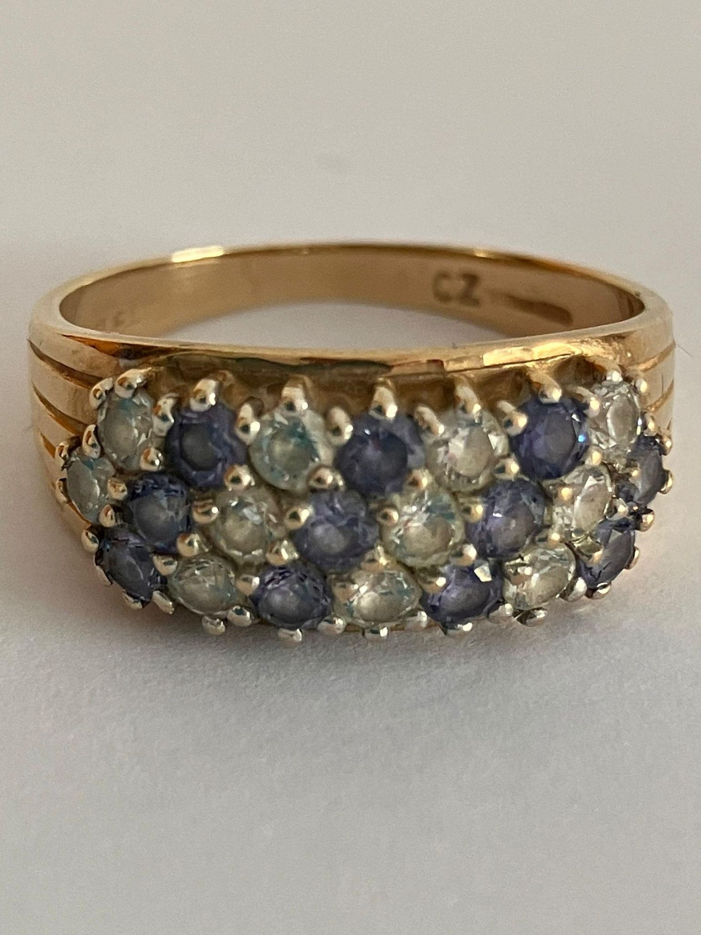Magnificent 9 carat YELLOW GOLD RING set with BLUE and WHITE GEMSTONES. 3.75 grams. Size R.