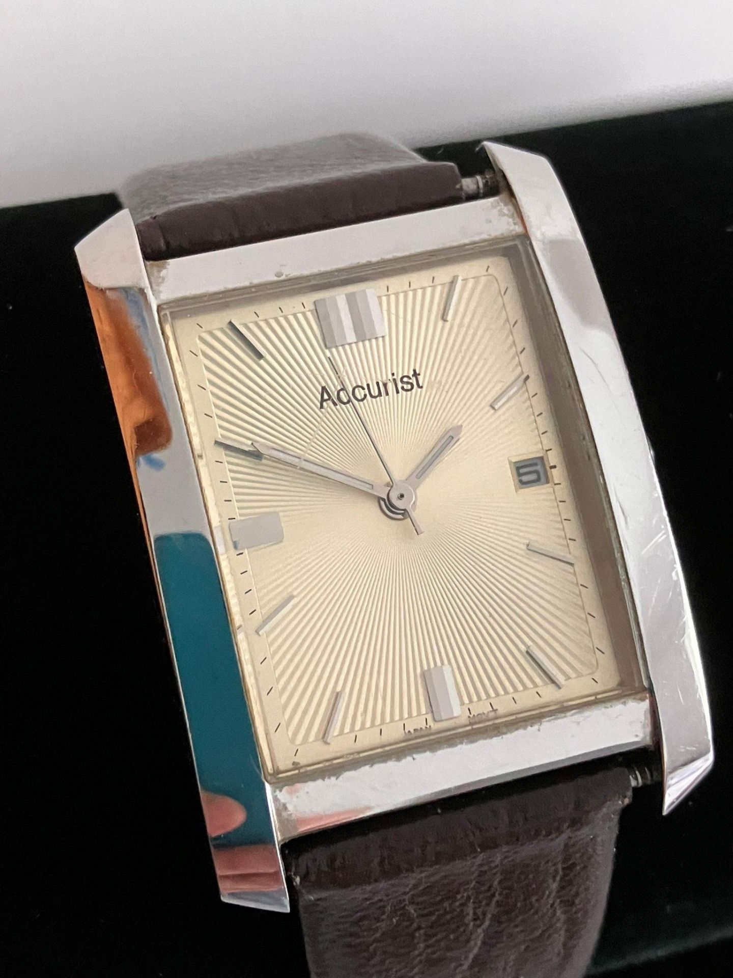 Gentlemans ACCURIST QUARTZ WRISTWATCH. Finished in stainless steel with a golden Sun Ray face. - Image 4 of 4