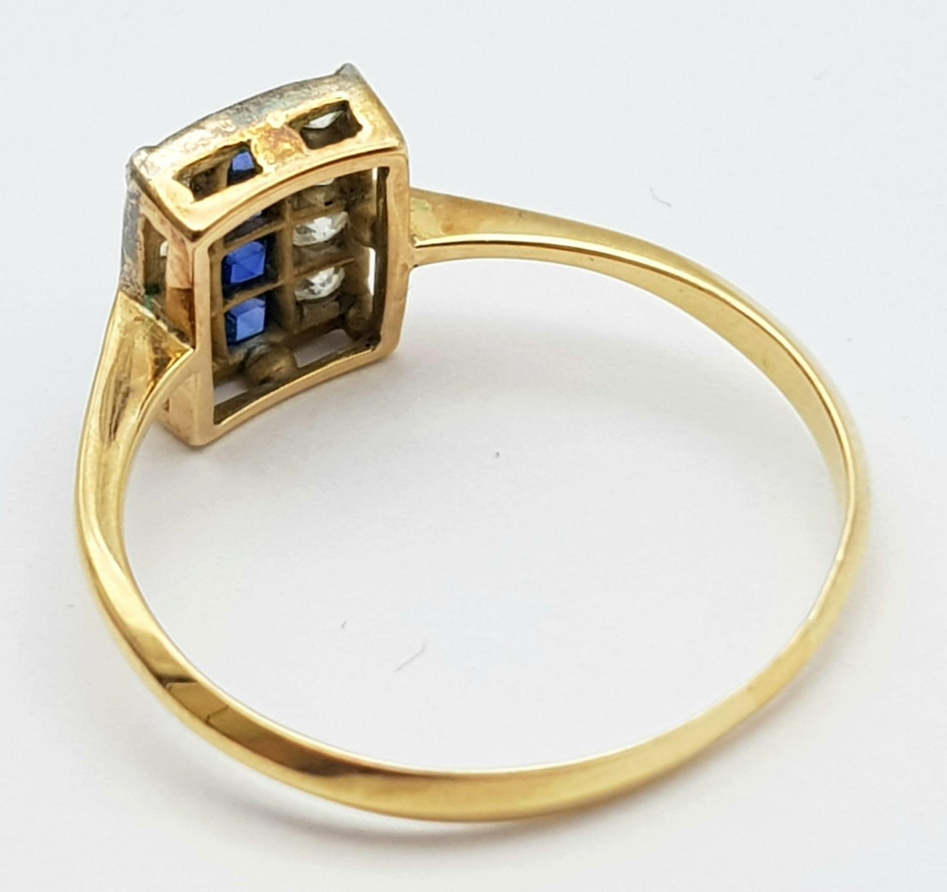 A Vintage 18K Yellow Gold Sapphire and Diamond Ring. Four square cut sapphires between eight round - Bild 7 aus 9