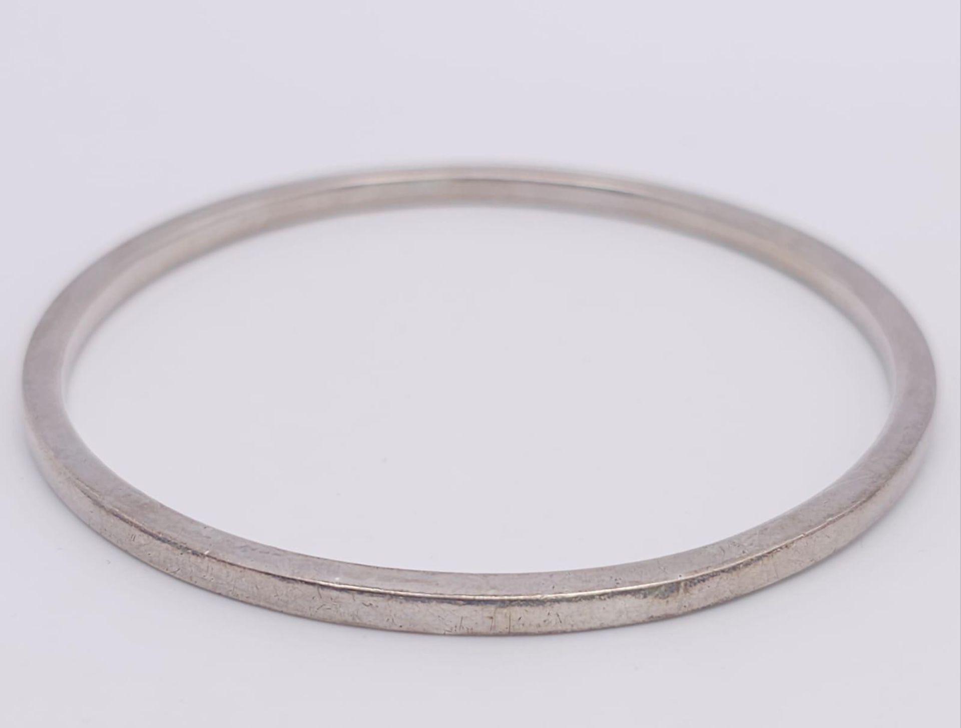A vintage sterling silver bangle with full London hallmarks, 1978. Total weight 20.7G. Diameter 7cm. - Image 5 of 5