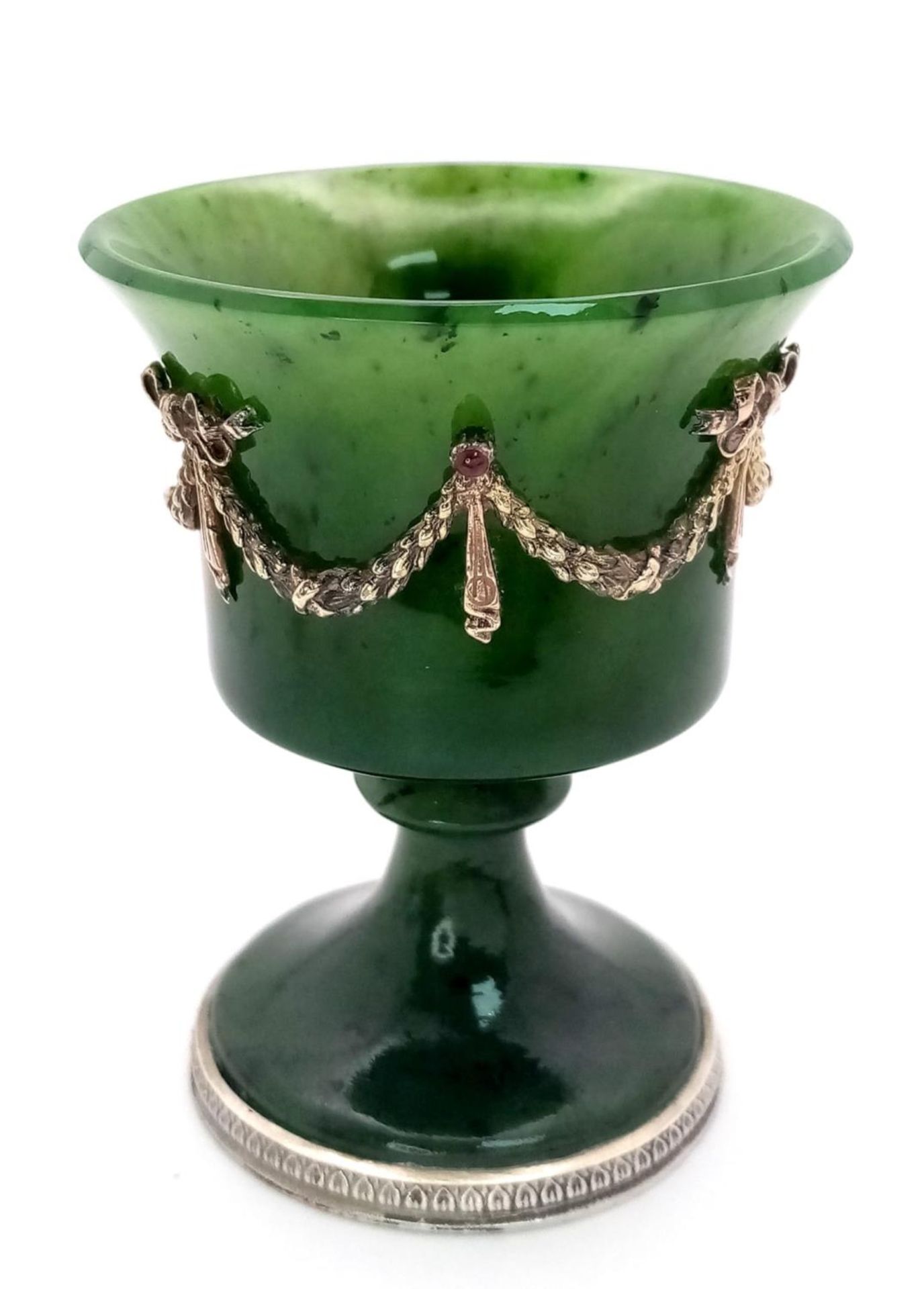 A Nephrite Jade Early 20th Century Cup with Applied Ribbons and Gems Set on Silver Feet with - Bild 2 aus 8