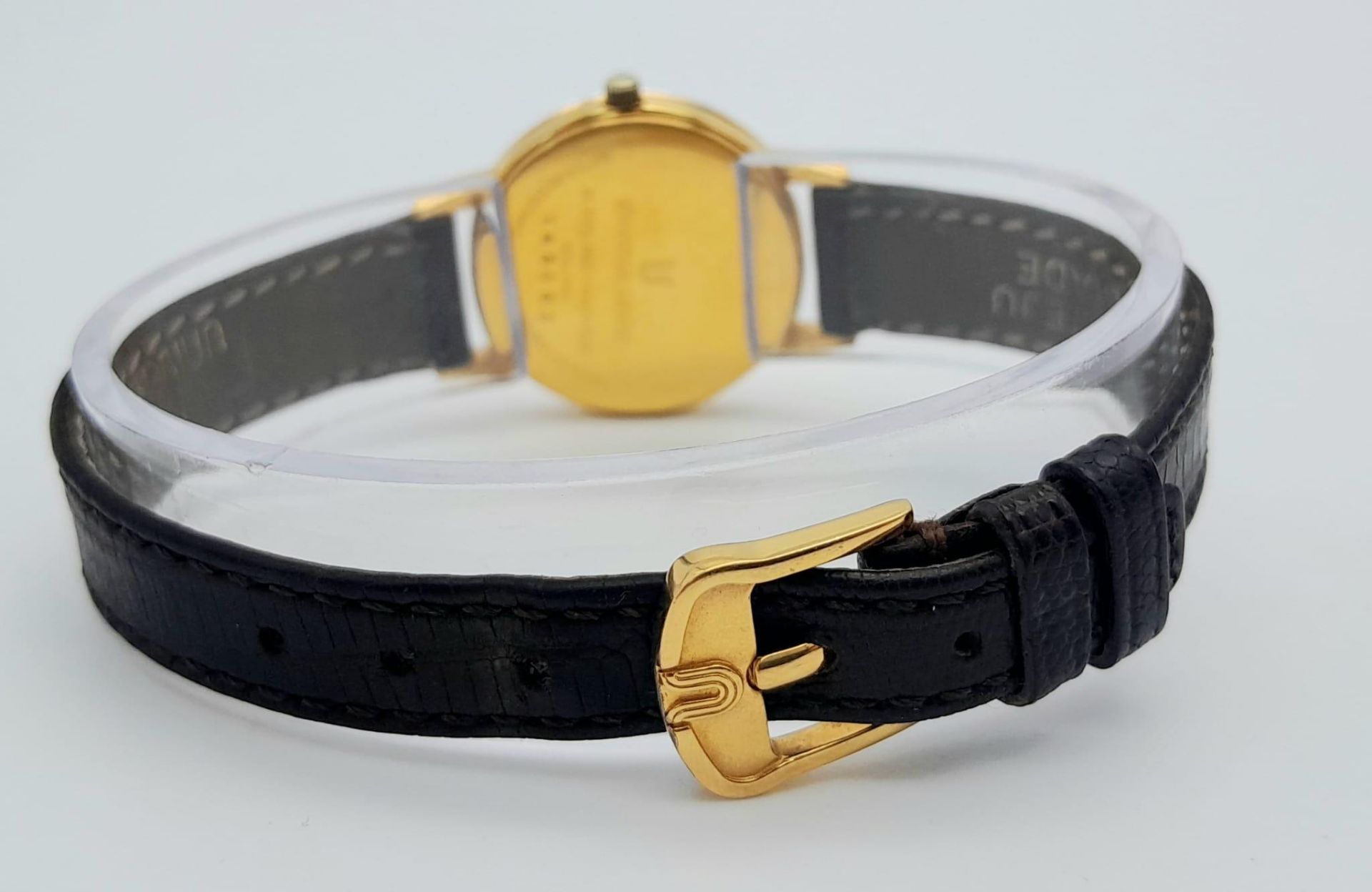 A Gold Plated Universal Quartz Ladies Watch. Black leather strap. Gold plated case - 23mm. White - Bild 4 aus 6