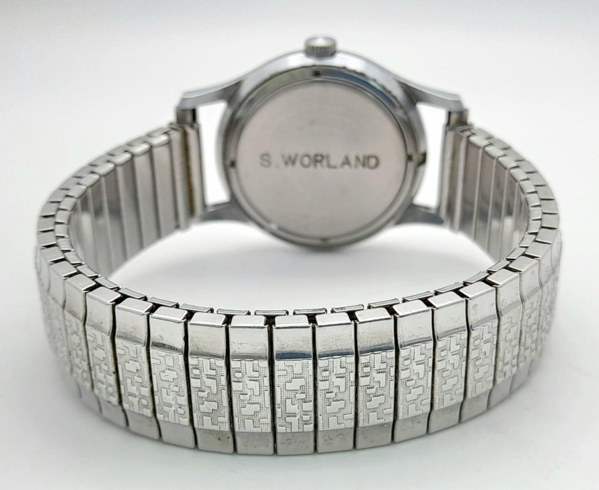 A Vintage Sekonda Mechanical Gents Watch. Expandable stainless steel bracelet. Case - 31mm. 17 - Image 4 of 9