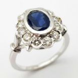 A STUNNING 18K WHITE GOLD DIAMOND & SAPPHIRE CLUSTER RING, WITH APPROX 0.50CT DARK BLUE SAPPHIRE