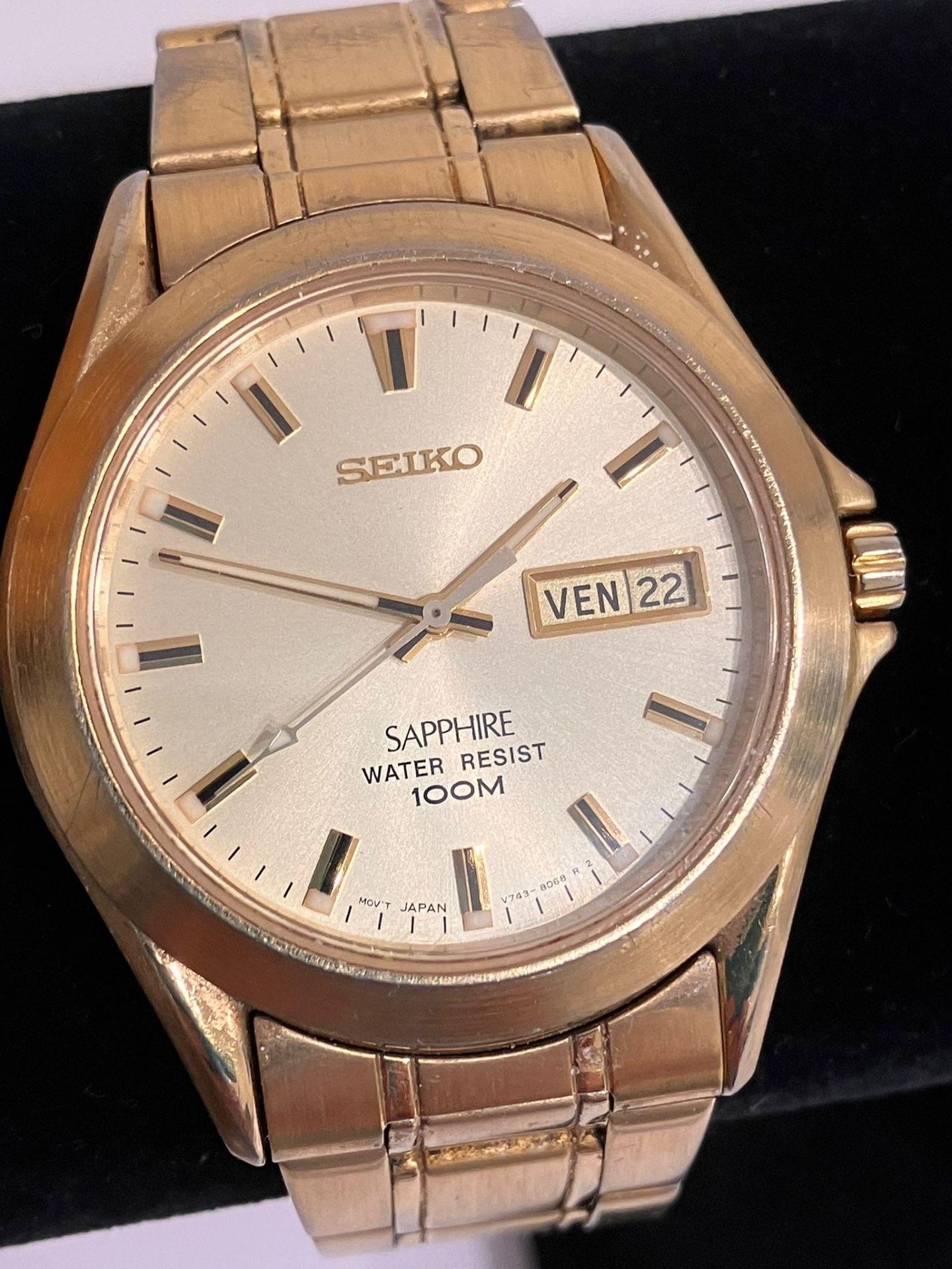 Gentlemans SEIKO SAPPHIRE WRISTWATCH. Day/Date model finished in gold tone. Quartz movement. Full - Bild 3 aus 3