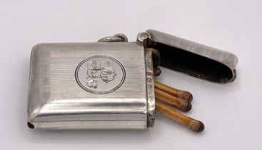 A sterling silver vesta with matches, dimensions: 45 x 38 x 11 mm, total weight: 26.3 g.