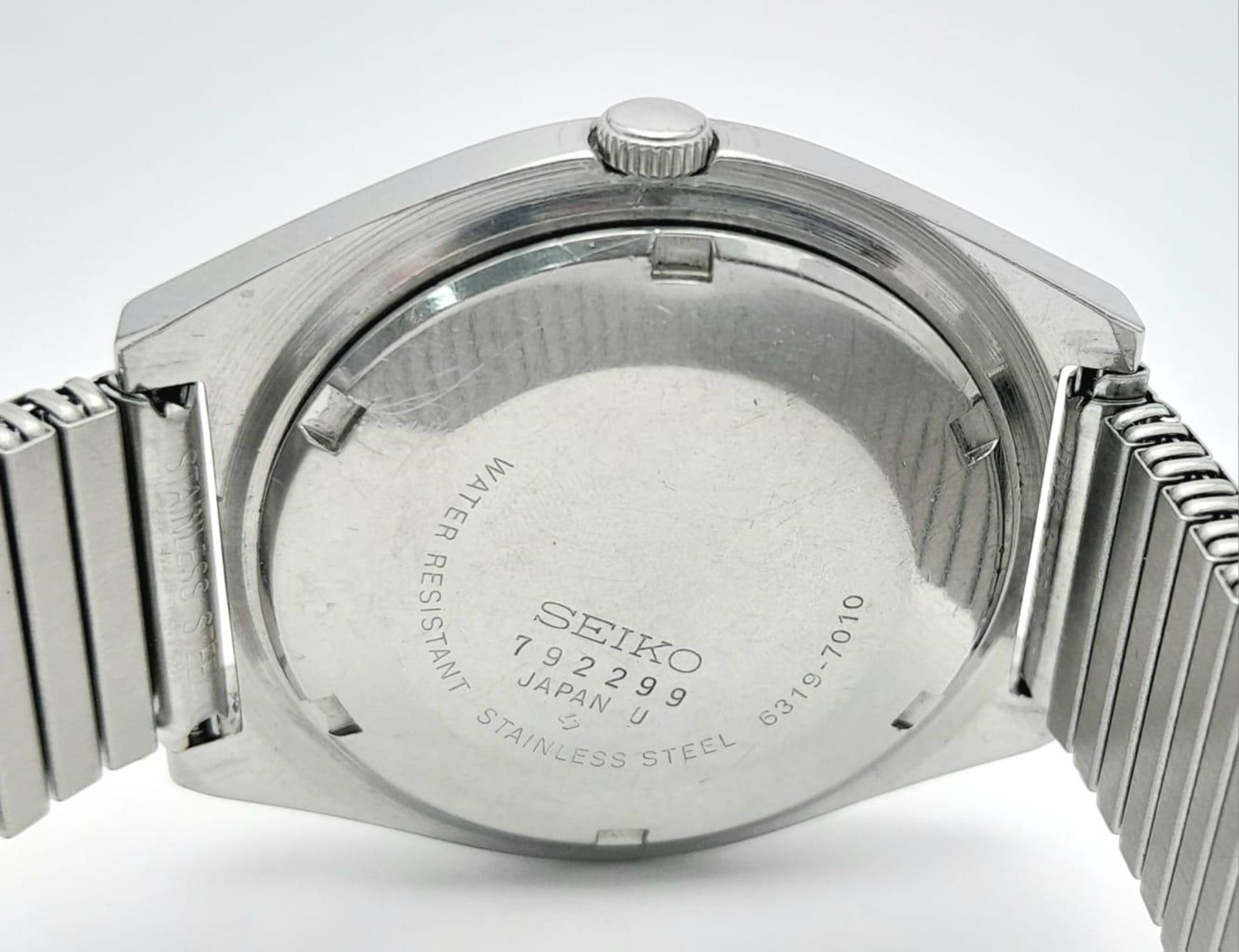 A Vintage Seiko 5 Automatic Gents Watch. Two tone stainless steel bracelet and case - 37mm. Metallic - Image 5 of 5