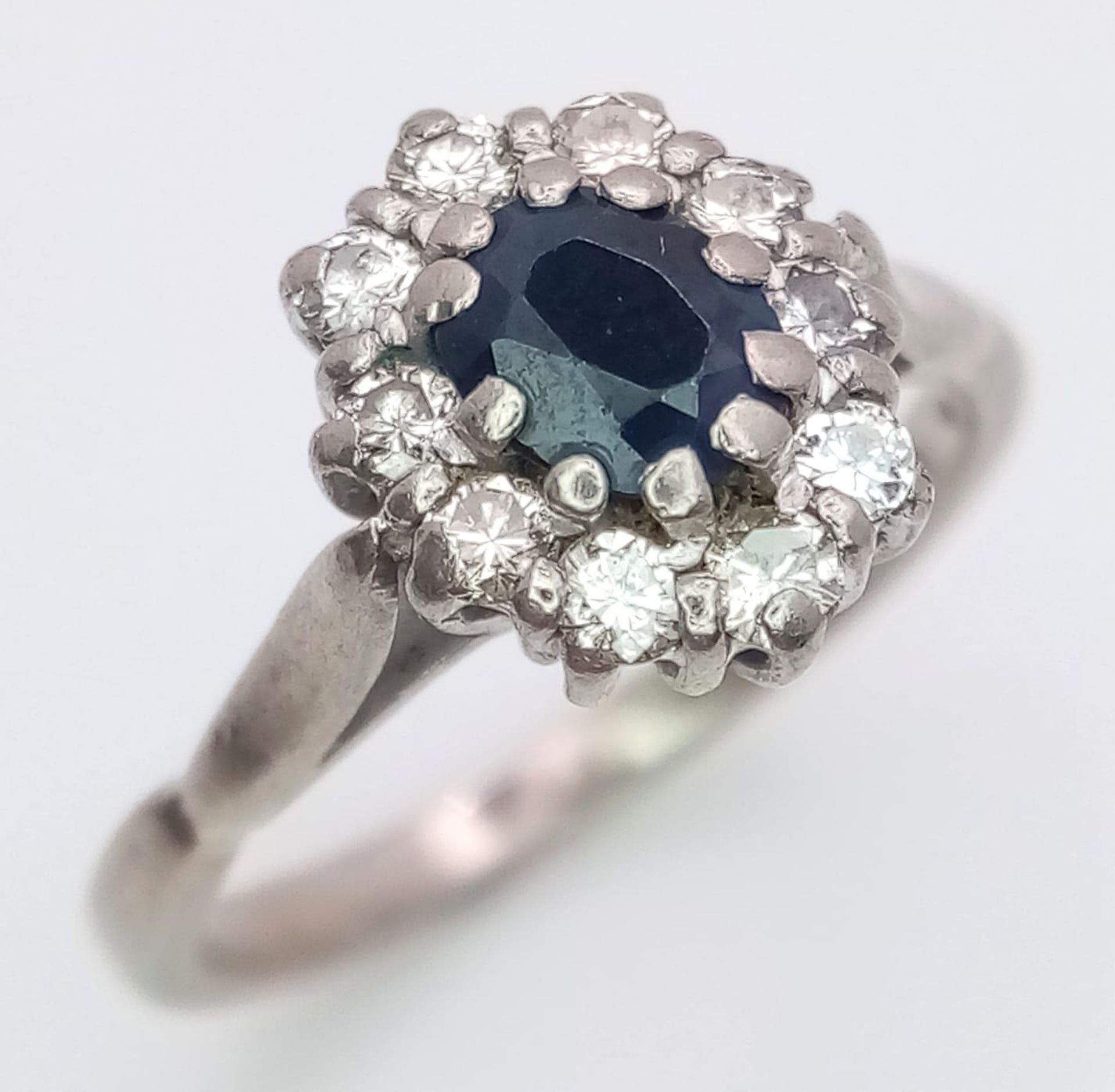 A VINTAGE 18K WHITE GOLD DIAMOND & SAPPHIRE CLUSTER RING, WITH APPROX 0.40CT SAPPHIRE CENTRE AND 0. - Image 2 of 4