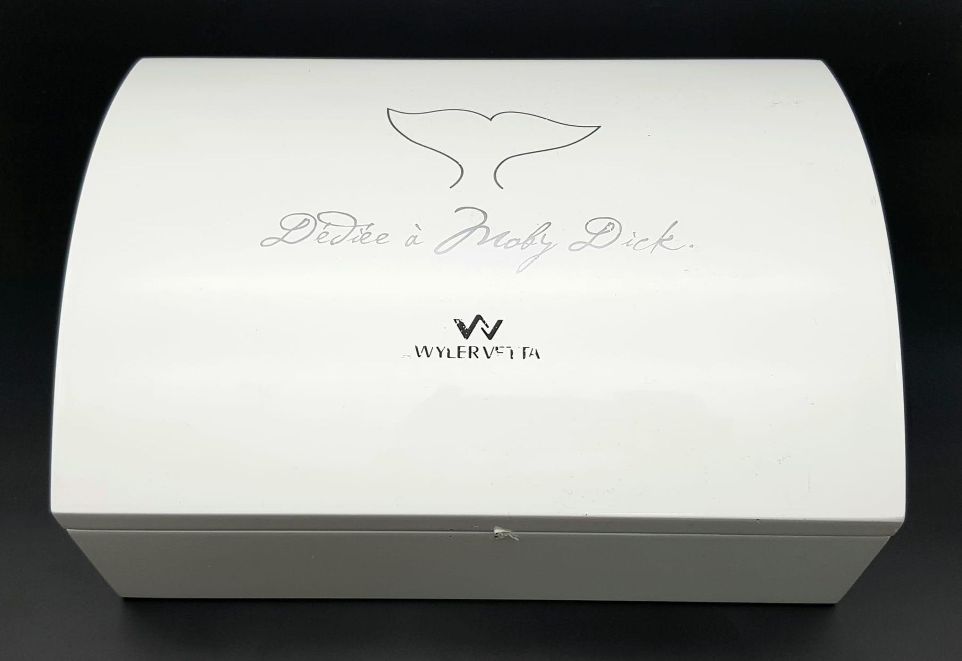 A Wyler Vetta Regulateur Quartz Gents Watch. White leather strap. Stainless steel case - 44mm. White - Bild 8 aus 10