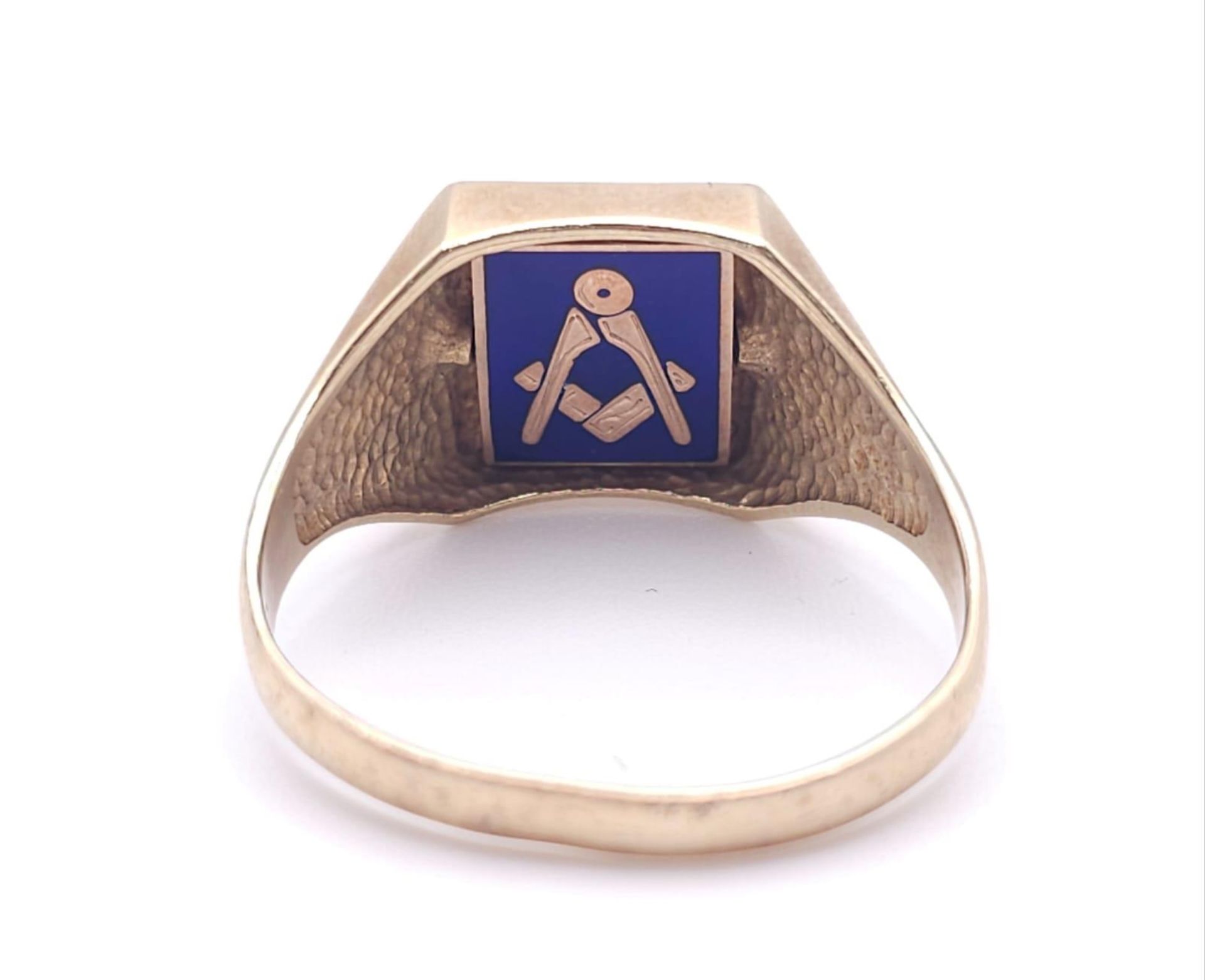 A GENTS 9K GOLD SIGNET RING WITH A HIDDEN MASONIC SYMBOL ON THE REVERSE, ENGRAVED PATTERN - Image 3 of 6