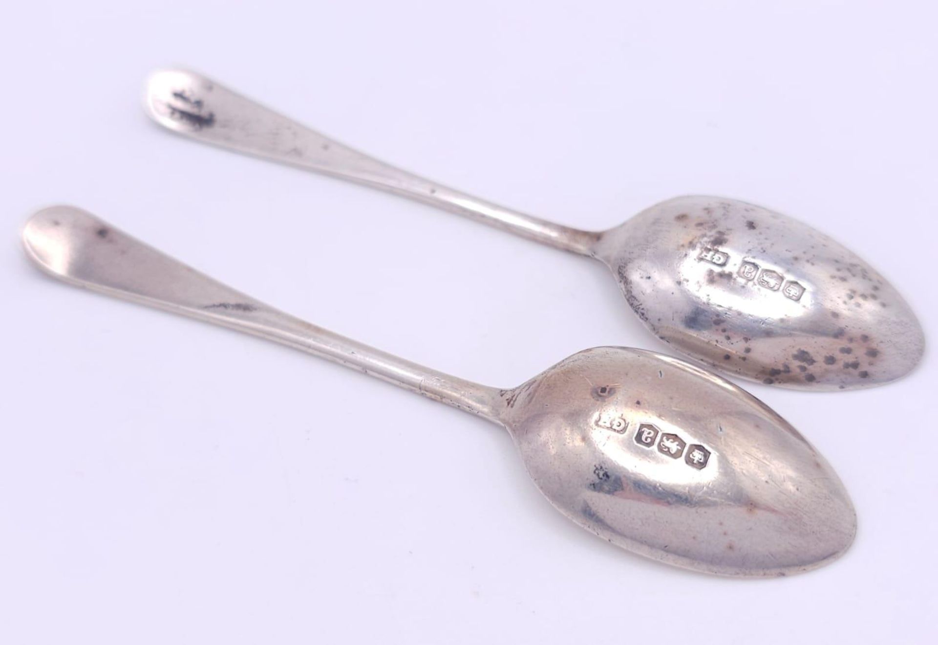 A pair of antique sterling silver tea spoons. Full hallmarks Sheffield, 1918. Total weight 22.7G. - Image 3 of 5
