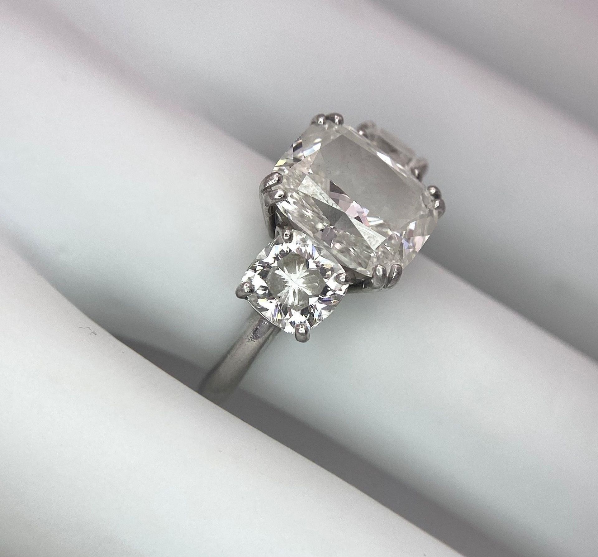 A Breathtaking 4.01ct GIA Certified Diamond Ring. A brilliant cushion cut 4.01ct central diamond - Image 12 of 21