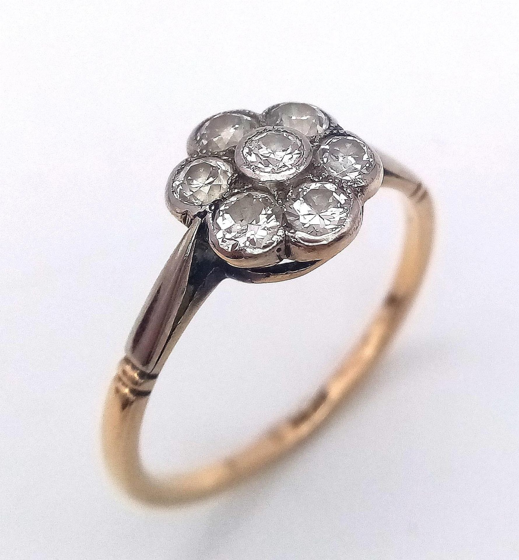 A Vintage 18K Yellow Gold Diamond Ring. Seven round cut diamonds in a floral shape. Size P. 2.52g - Bild 3 aus 19