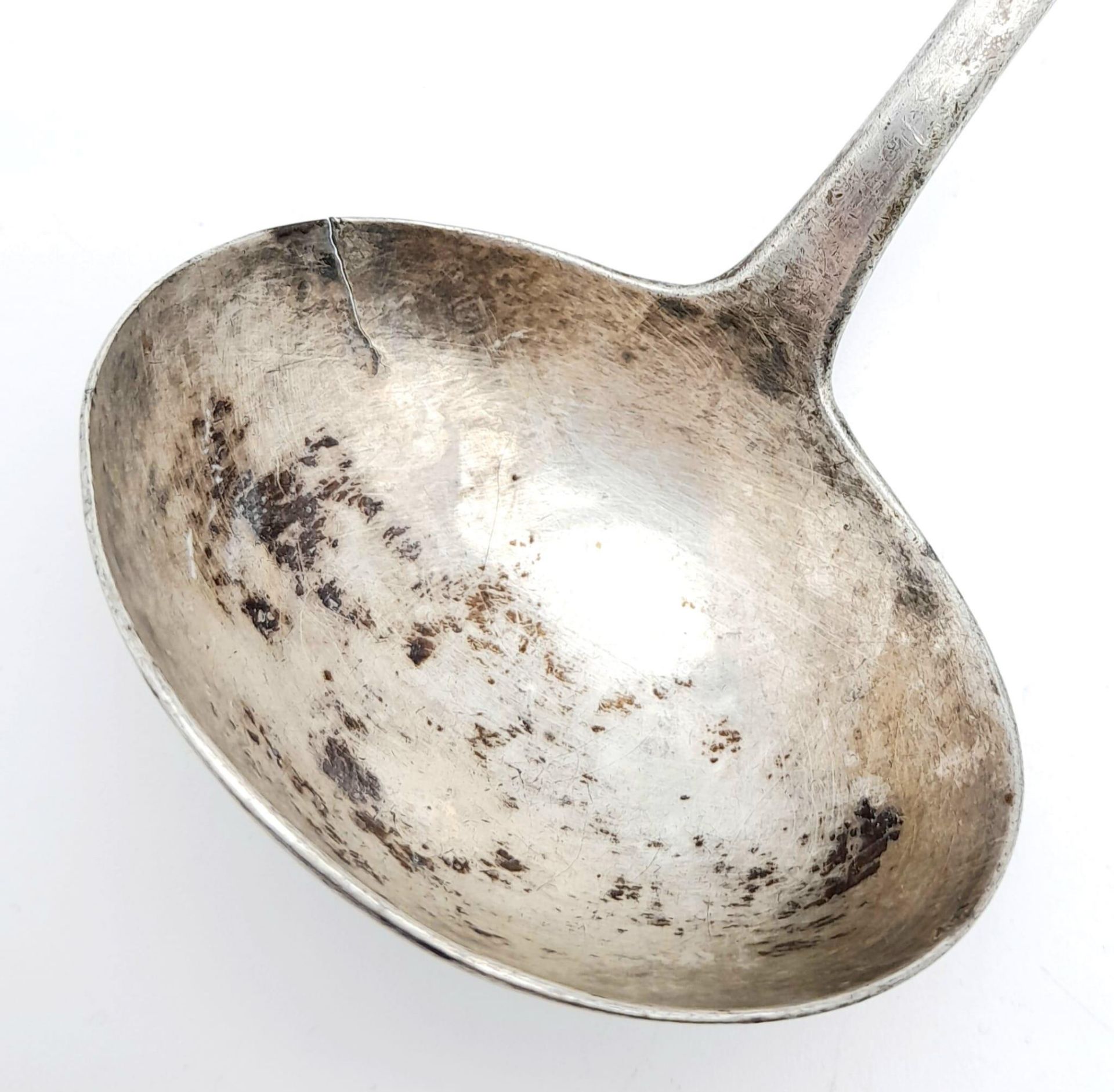 An antique Georgian sterling silver ladle with full London hallmarks, 1804. Total weight 43G. - Image 4 of 6