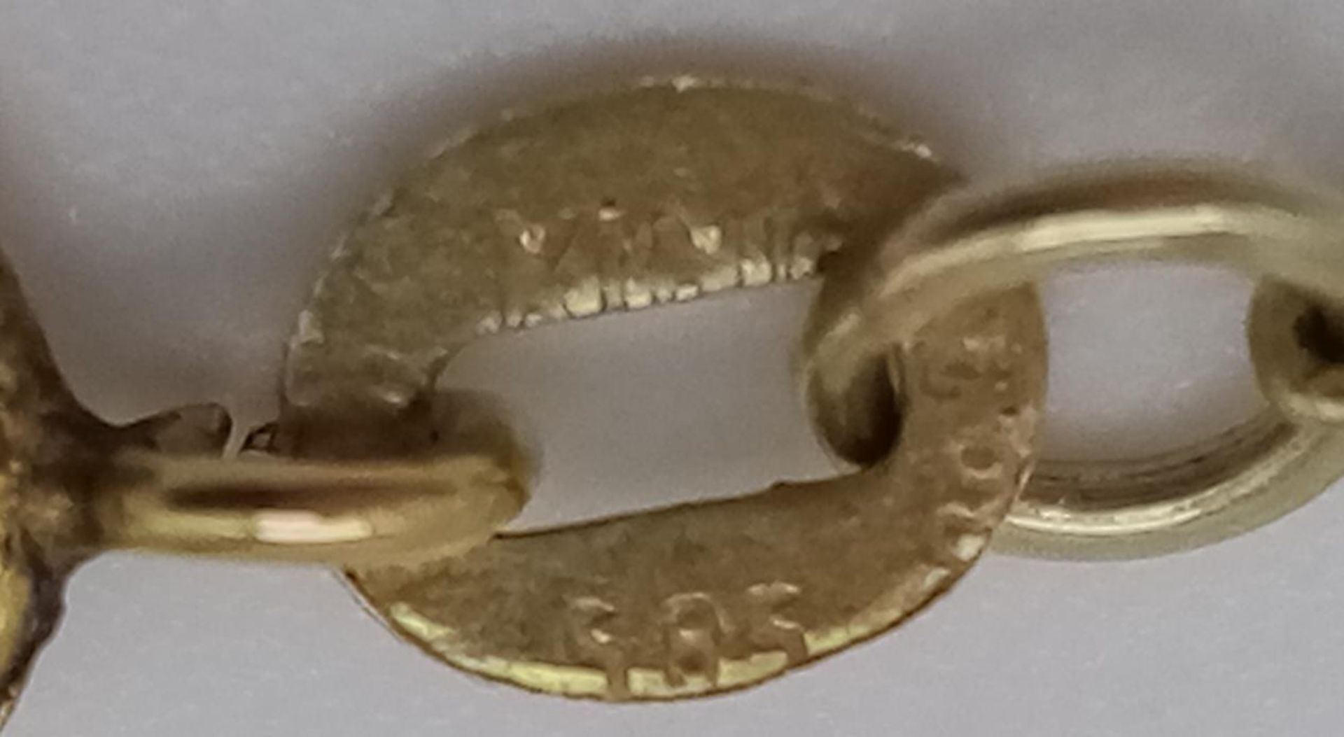 A PRETTY 14K YELLOW GOLD DIAMOND, SAPPHIRE, RUBY & EMERALD PENDANT ON FIGARO CHAIN, WEIGHT 5.8G - Image 11 of 11
