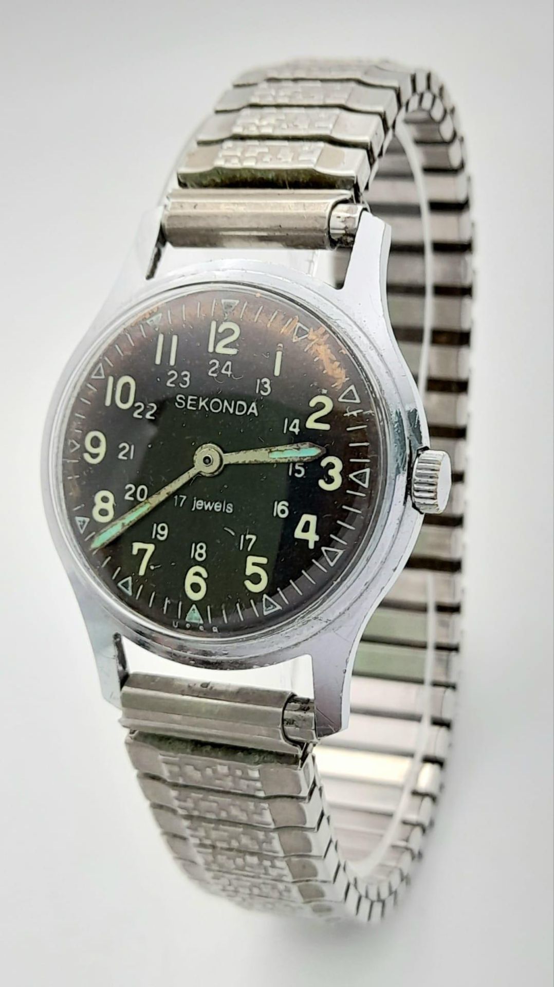 A Vintage Sekonda Mechanical Gents Watch. Expandable stainless steel bracelet. Case - 31mm. 17