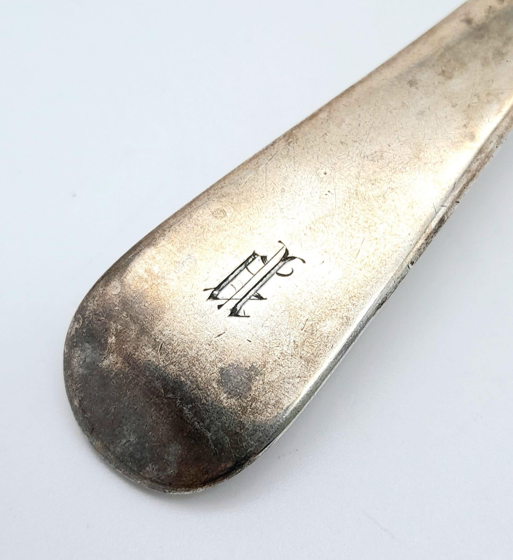 An antique Georgian sterling silver spoon with full London hallmarks, 1799. Total weight 63.1G. - Image 4 of 5