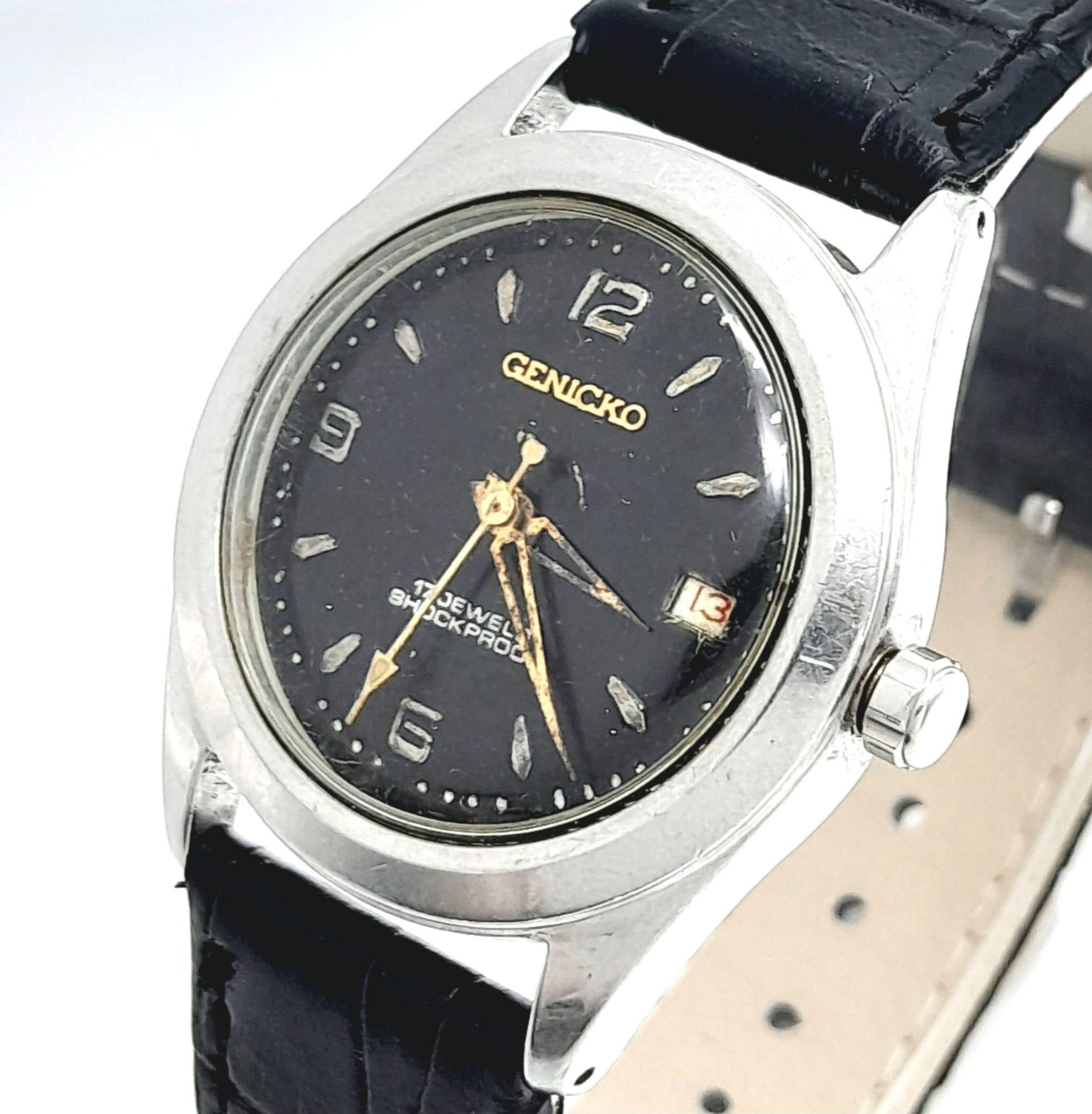 A Vintage Genicko Gents Mechanical Watch. Black leather strap. Stainless steel case - 36mm. Black - Image 2 of 11