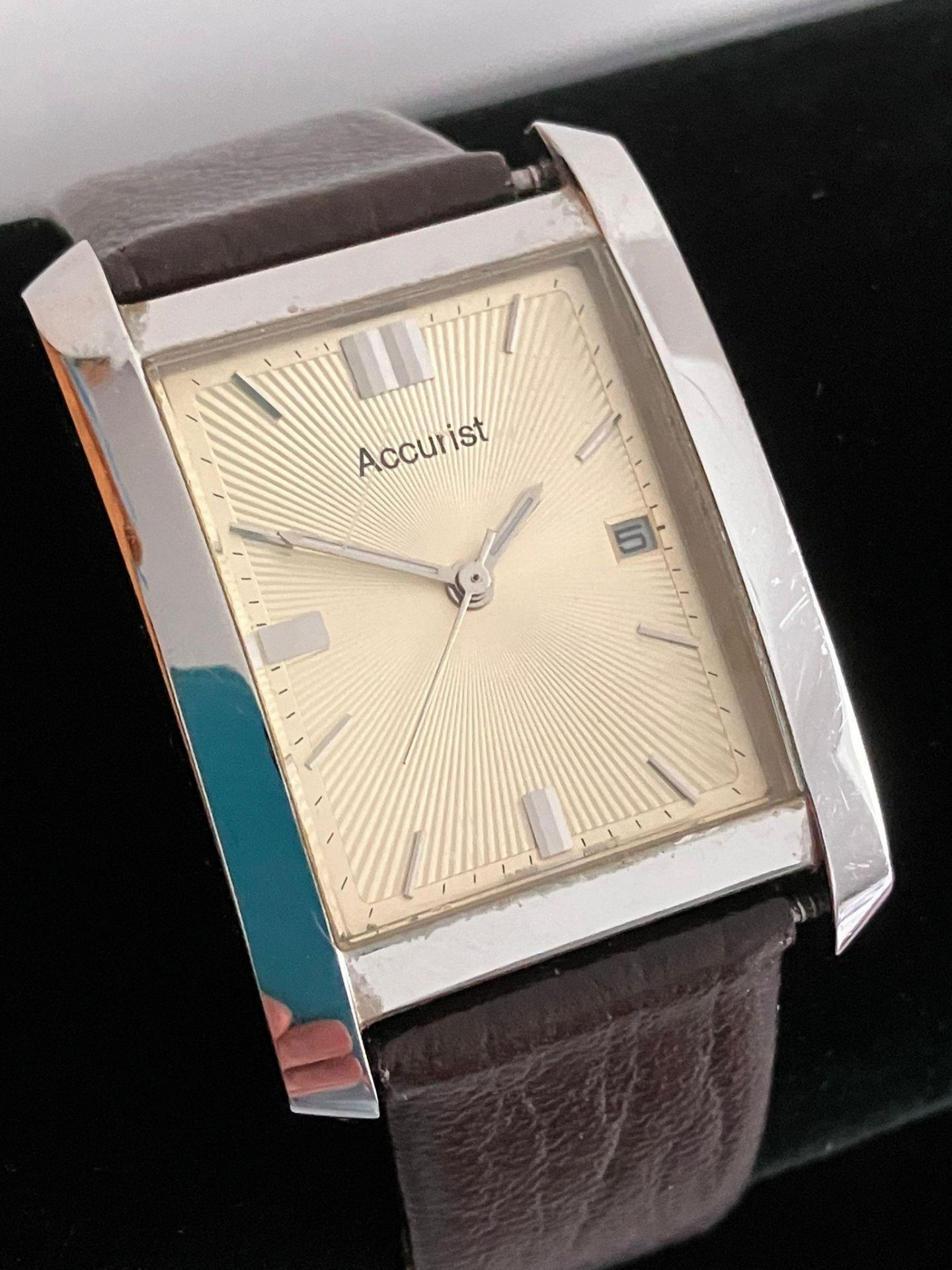 Gentlemans ACCURIST QUARTZ WRISTWATCH. Finished in stainless steel with a golden Sun Ray face.