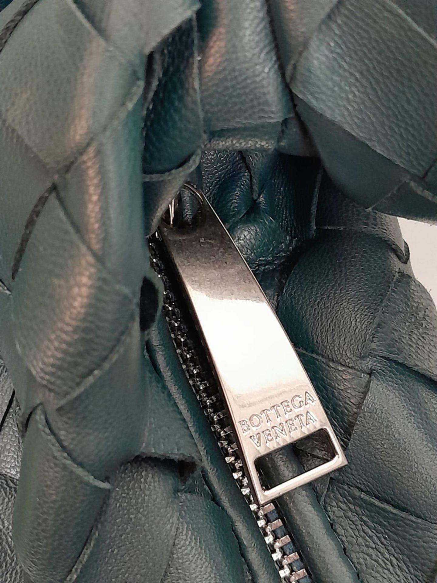 A Bottega Veneta Jodie bag, green colour, dimensions: 23 x 25 x 5 cm - Image 4 of 4