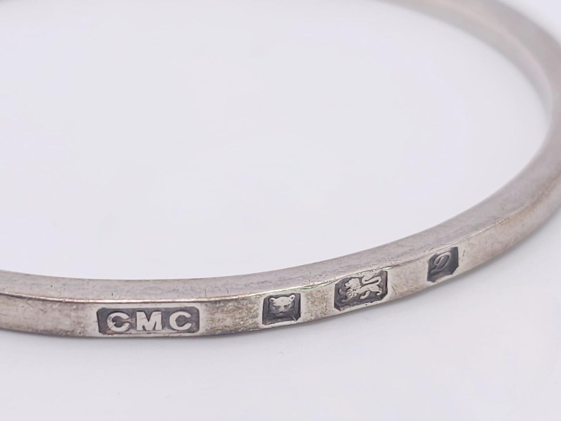 A vintage sterling silver bangle with full London hallmarks, 1978. Total weight 20.7G. Diameter 7cm. - Image 3 of 5